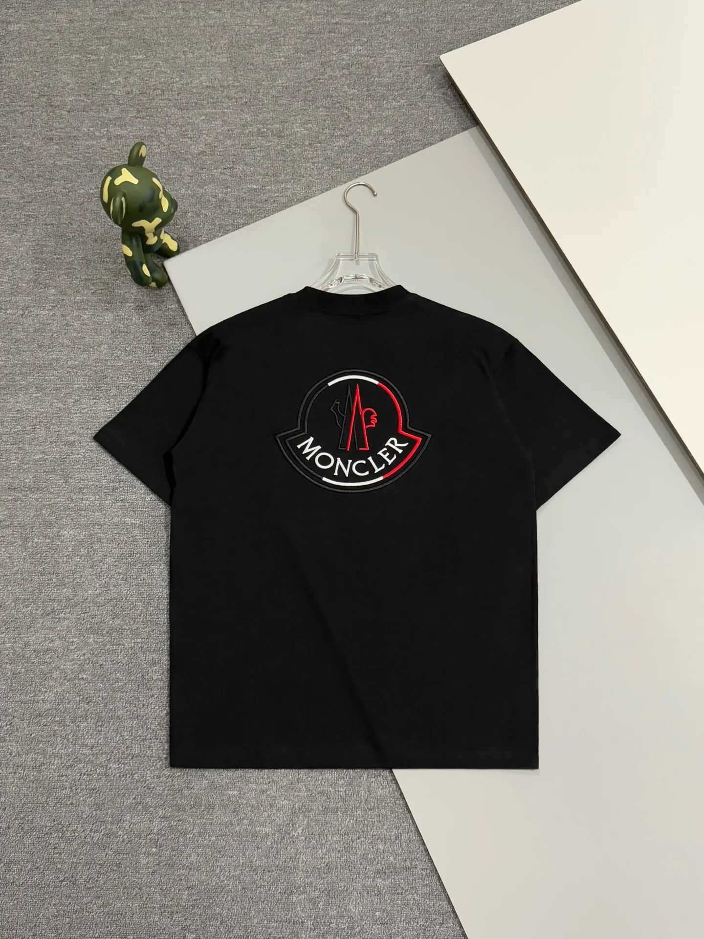 P160 [High Quality] Moncler ss25 spring and summer new model debuts the latest short-sleeved round neck T-shirt, high-end custom design, avant-garde and fashionable! The brand logo is embroidered on the front and back with heavy craftsmanship. High-end customized 32-count 280g fabric. Soft to the touch. Comfortable to wear. Exquisite stitching. Fine workmanship. The upper body effect is incomparably handsome! A must-have item for a stylish man! Color: black, white Size: S to xL