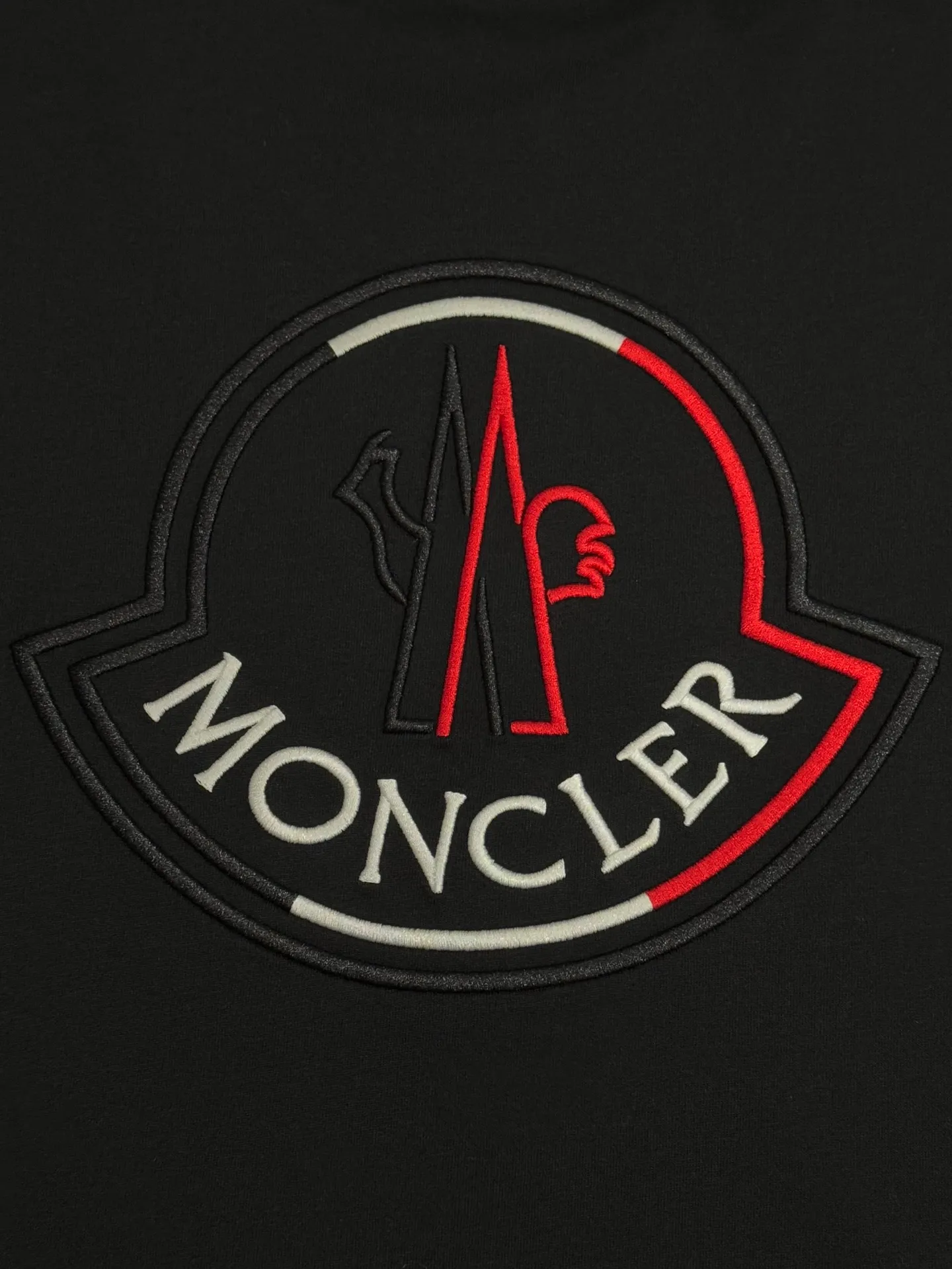 P160 [High Quality] Moncler ss25 spring and summer new model debuts the latest short-sleeved round neck T-shirt, high-end custom design, avant-garde and fashionable! The brand logo is embroidered on the front and back with heavy craftsmanship. High-end customized 32-count 280g fabric. Soft to the touch. Comfortable to wear. Exquisite stitching. Fine workmanship. The upper body effect is incomparably handsome! A must-have item for a stylish man! Color: black, white Size: S to xL