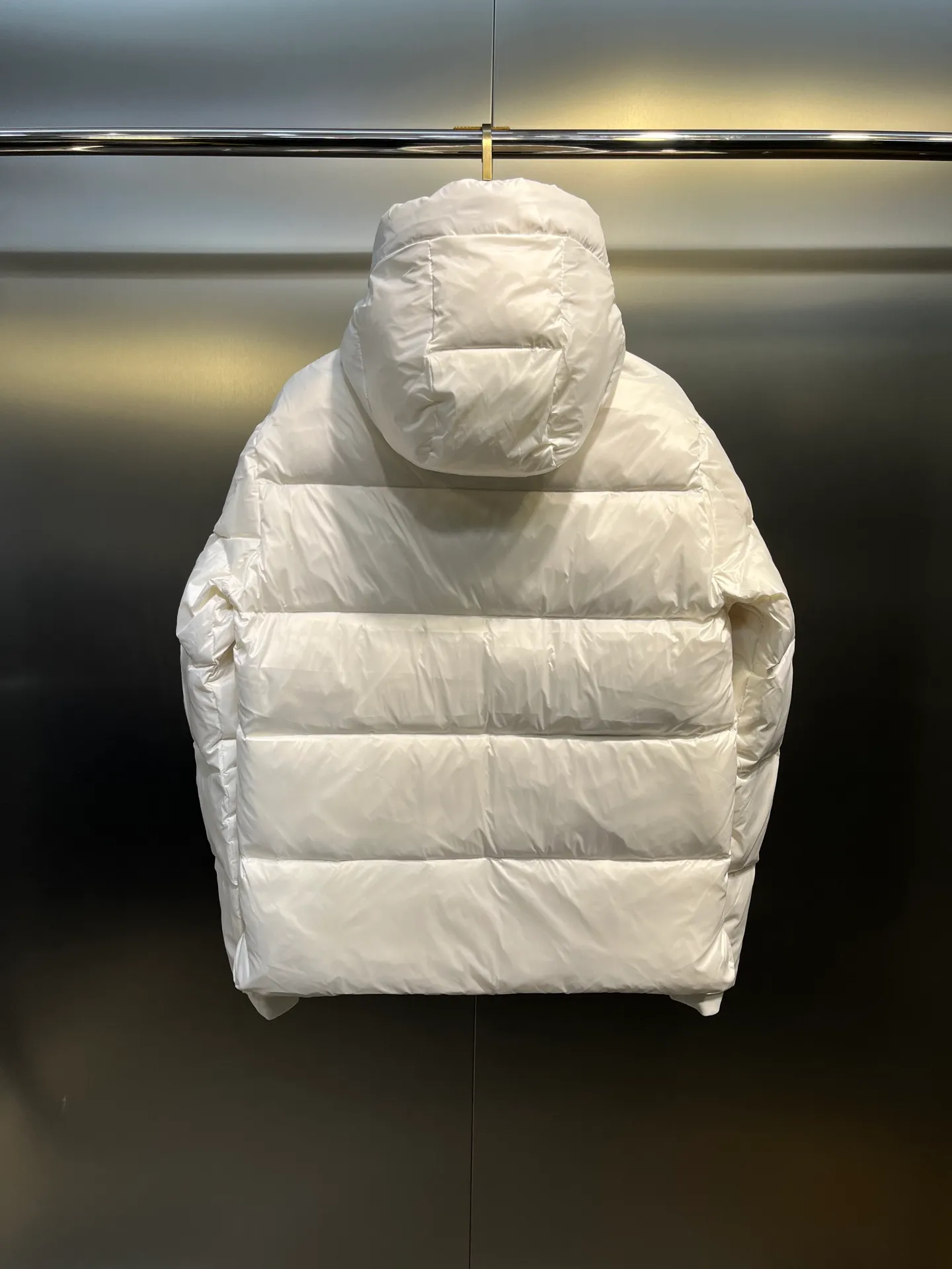 P900 moncler🌟 The latest down jacket in the world is here...except that it is not on the counter, there is really no difference. Accept the most stringent and critical eyes. This down jacket is really nothing to say! Every detail is worthy of your repeated consideration. In addition to retaining its powerful down craftsmanship, more fashion elements are added, making it more and more beautiful and trendy! It’s so eye-catching that you can’t resist its attraction! Not only does it look handsome, it is made of thick windproof fabric, and it is also filled with down with sufficient weight and excellent fluffiness. The interior is filled with European standard 90 goose down, and the inner liner refuses any possibility of velvet! Made of Longue Saison nylon with down filling and pudding quilting. Hooded hood with drawstring and Moncler lettering. Zippered side pockets. Two-way zipper closure on the front. Adjustable elastic cuffs with snap button closure. A zippered hidden pocket is also made on the sleeve. The shoulders are regularly cut, and the body has a straight cut. Exterior: 100% polyamide/nylon; Lining: 100% polyamide/nylon; Filling: 90% down, 10% feather; 1 material: 100% polyamide/nylon Each down jacket has more than 400 grams of down filling. A true cost-effective cold-resistant weapon. Color: black, white, size: 12345