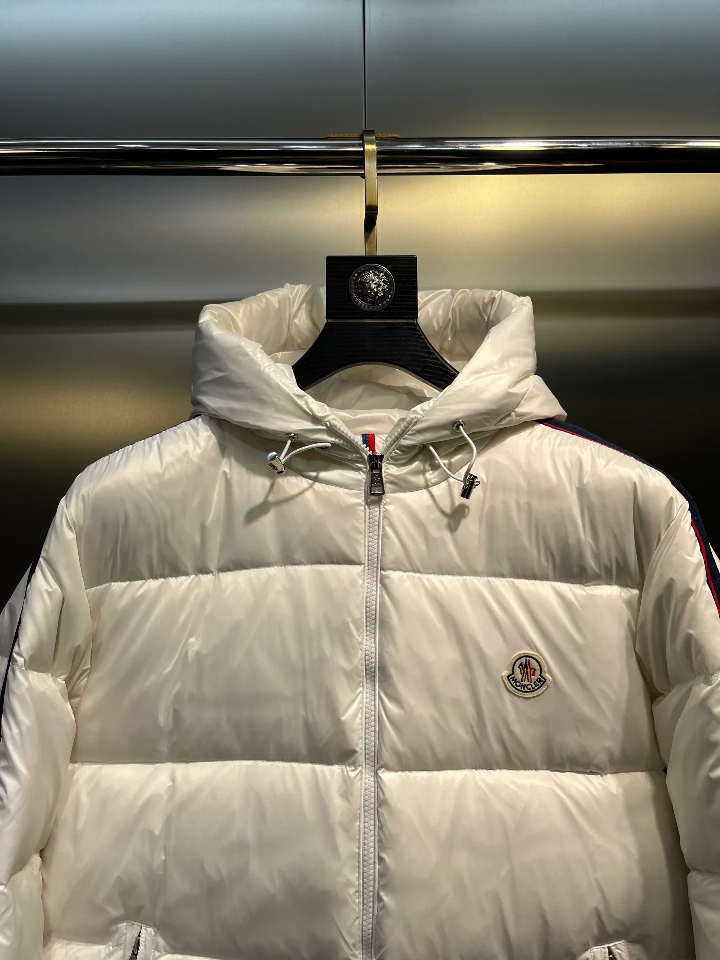 P900 moncler🌟 The latest down jacket in the world is here...except that it is not on the counter, there is really no difference. Accept the most stringent and critical eyes. This down jacket is really nothing to say! Every detail is worthy of your repeated consideration. In addition to retaining its powerful down craftsmanship, more fashion elements are added, making it more and more beautiful and trendy! It’s so eye-catching that you can’t resist its attraction! Not only does it look handsome, it is made of thick windproof fabric, and it is also filled with down with sufficient weight and excellent fluffiness. The interior is filled with European standard 90 goose down, and the inner liner refuses any possibility of velvet! Made of Longue Saison nylon with down filling and pudding quilting. Hooded hood with drawstring and Moncler lettering. Zippered side pockets. Two-way zipper closure on the front. Adjustable elastic cuffs with snap button closure. A zippered hidden pocket is also made on the sleeve. The shoulders are regularly cut, and the body has a straight cut. Exterior: 100% polyamide/nylon; Lining: 100% polyamide/nylon; Filling: 90% down, 10% feather; 1 material: 100% polyamide/nylon Each down jacket has more than 400 grams of down filling. A true cost-effective cold-resistant weapon. Color: black, white, size: 12345