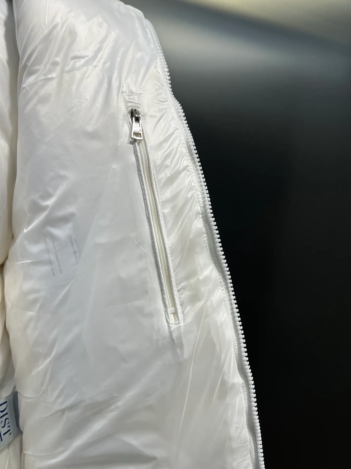 P900 moncler🌟 The latest down jacket in the world is here...except that it is not on the counter, there is really no difference. Accept the most stringent and critical eyes. This down jacket is really nothing to say! Every detail is worthy of your repeated consideration. In addition to retaining its powerful down craftsmanship, more fashion elements are added, making it more and more beautiful and trendy! It’s so eye-catching that you can’t resist its attraction! Not only does it look handsome, it is made of thick windproof fabric, and it is also filled with down with sufficient weight and excellent fluffiness. The interior is filled with European standard 90 goose down, and the inner liner refuses any possibility of velvet! Made of Longue Saison nylon with down filling and pudding quilting. Hooded hood with drawstring and Moncler lettering. Zippered side pockets. Two-way zipper closure on the front. Adjustable elastic cuffs with snap button closure. A zippered hidden pocket is also made on the sleeve. The shoulders are regularly cut, and the body has a straight cut. Exterior: 100% polyamide/nylon; Lining: 100% polyamide/nylon; Filling: 90% down, 10% feather; 1 material: 100% polyamide/nylon Each down jacket has more than 400 grams of down filling. A true cost-effective cold-resistant weapon. Color: black, white, size: 12345