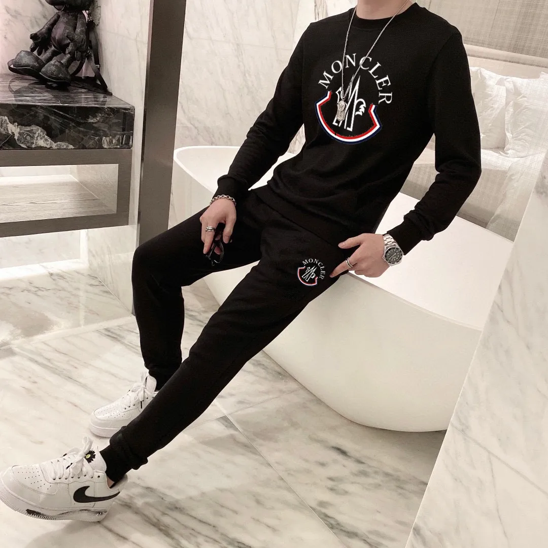 P360 [MONCLER] (Gospel for Fatty) hot-selling suit is coming. Focus on the original version of the official website. 2025 new hot-selling sweatshirt suit. The original order is the best. It is the meticulous work of top designers. It has a fitting and perfect upper body effect. All-natural high-quality Roman cotton 100%, close-fitting comfort, noble and elegant! Original hardware embodies elegance and nobility! Counter size: M-5XL (maximum wear up to 220 pounds)
