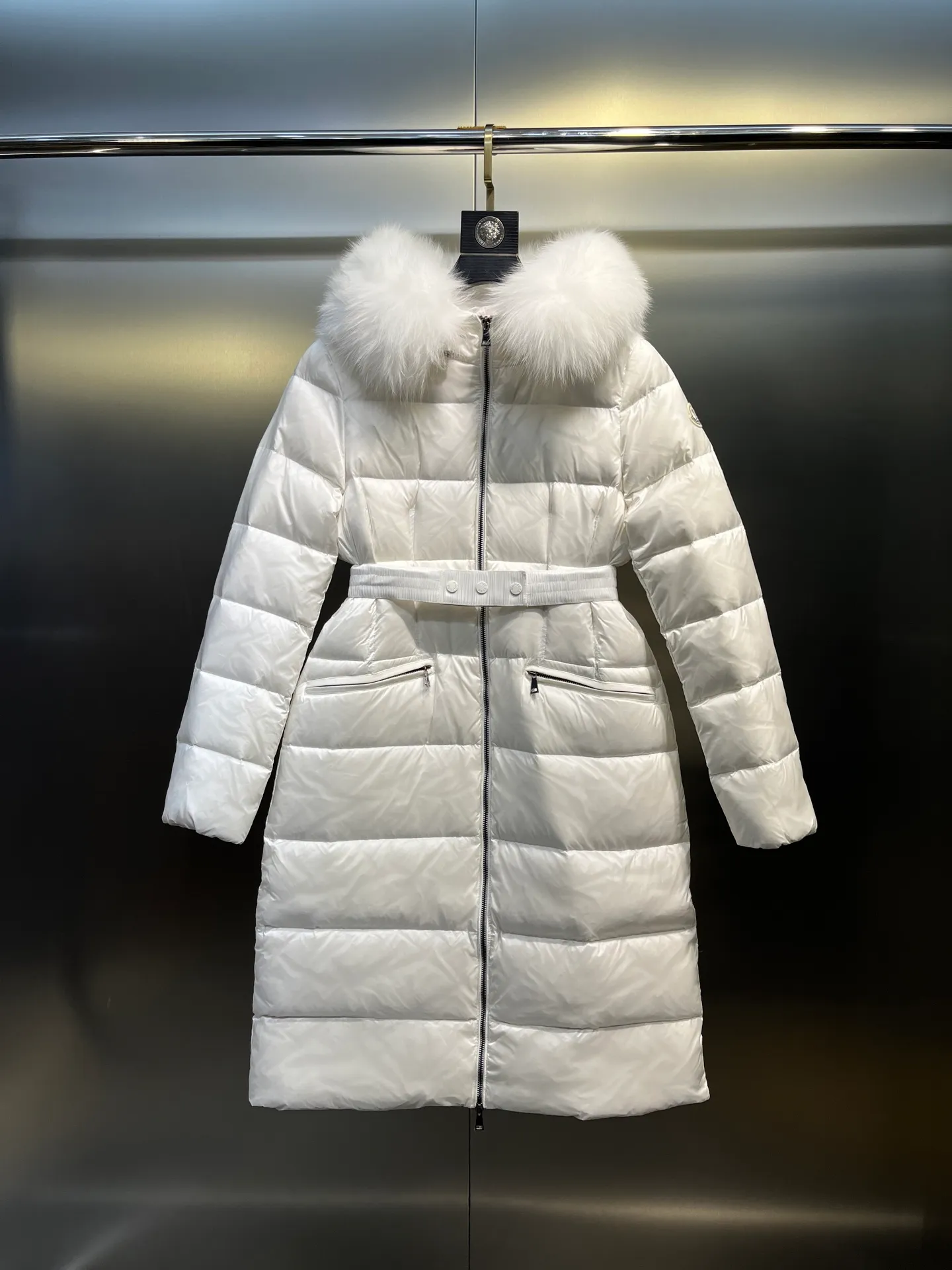 P1100 moncler🌟25 new style for autumn and winter. Large fur collar long hooded down jacket. The classic hit among down jackets. A must-have for winter. Customized detachable large fur collar hooded long down jacket. The upper body will not be too bloated. It is designed with a belt to tighten the waist. It is classic, handsome and warm. National standard 90 white goose down filling. Imported machine stitching and crimping technology. The upper body is fashionable and warm. Excellent practicality. Size: 1234