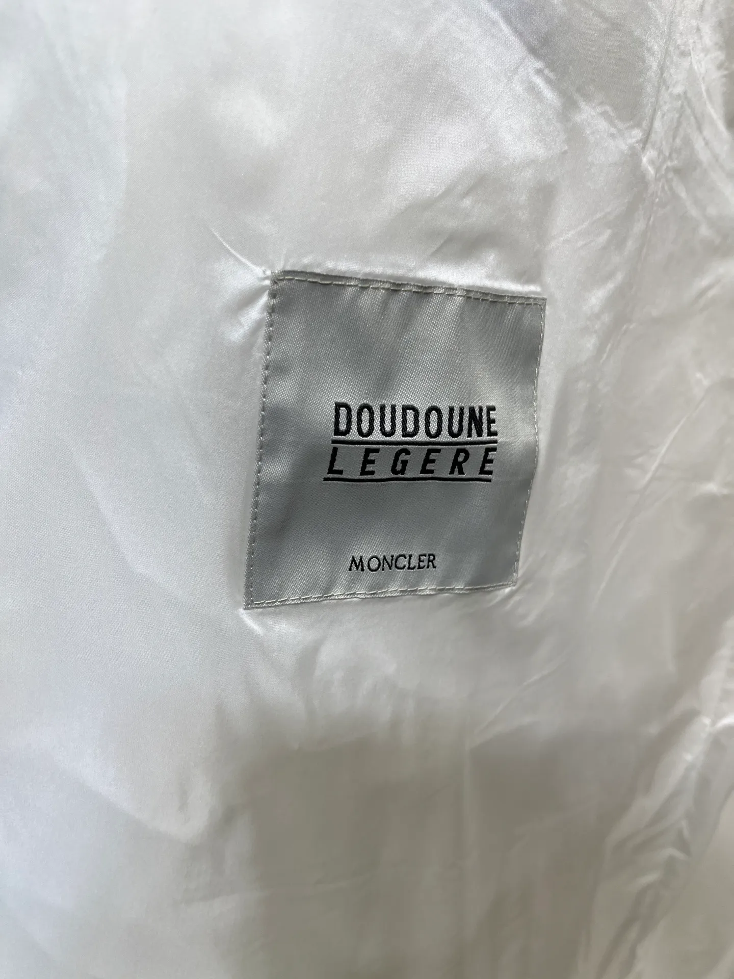 P1100 moncler🌟25 new style for autumn and winter. Large fur collar long hooded down jacket. The classic hit among down jackets. A must-have for winter. Customized detachable large fur collar hooded long down jacket. The upper body will not be too bloated. It is designed with a belt to tighten the waist. It is classic, handsome and warm. National standard 90 white goose down filling. Imported machine stitching and crimping technology. The upper body is fashionable and warm. Excellent practicality. Size: 1234