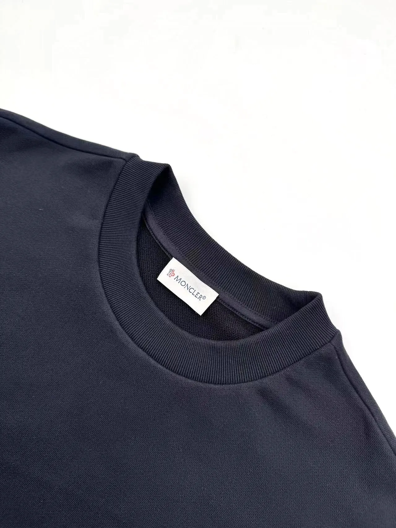 P300 Moncler denim pocket sweatshirt. Customized cotton soft velvet and cloud yarn water-brushed denim. Excellent texture, comfortable and close to the skin. The rich navy blue is the main color, showing an elegant gentleman's style. The unique denim chest pocket on the chest adds a touch of uninhibited casualness with the unique ruggedness and retro of denim. The iconic Moncler embroidered logo appears on the sleeves. It is highly recognizable and exudes a sense of luxury from the inside out. Find the perfect balance between simplicity and sophistication. Process 1: Hidden seamless hemming. Use precise laser cutting to cut the edges of the pocket into the required denim shape to ensure neat and precise edges. Then use one-piece molding technology to perfectly combine the denim material with the pocket to achieve a seamless connection. Process 2: Manual nailing using a servo motor-driven nailing device to accurately drive the bottom nails into the splicing of denim and sweatshirt velvet. Precise positioning to keep the edges of the pockets flat. Process 3: The fabrics have been washed, giving a better hand feel and not easy to deform. Not easy to shrink, not easy to fade, maintain long-term beauty Accessories: Customized 1:1 Moncler embroidered logo Customized 1:1 Moncler bottom nails Customized 1:1 Moncler trademark Version: Loose version Size: S M L XL
