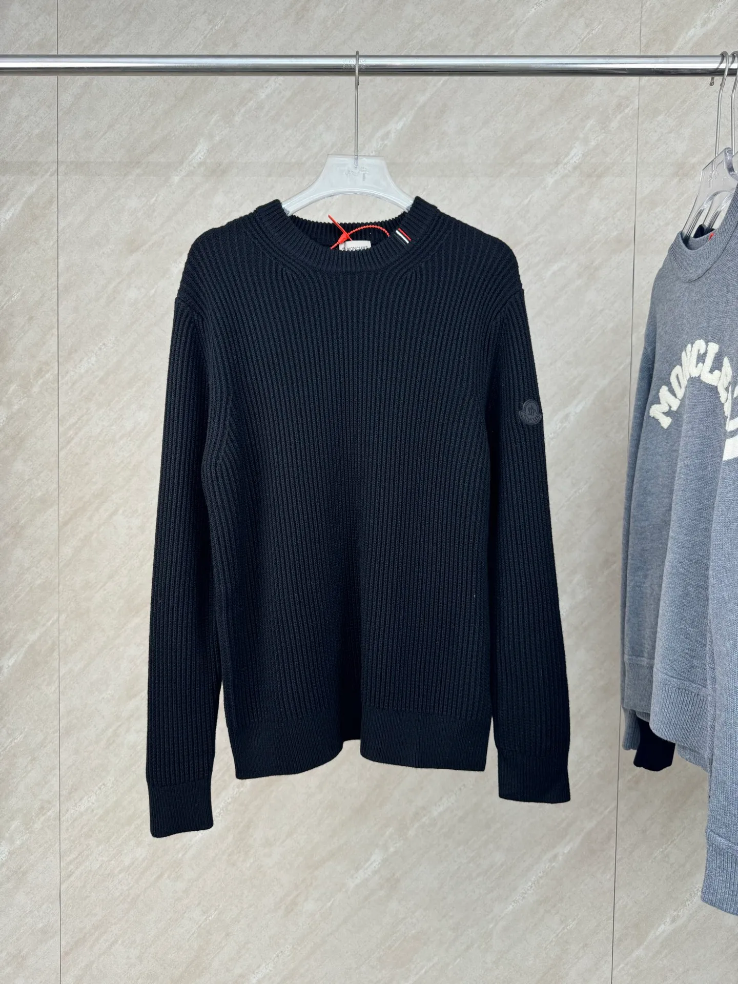 P430 Moncler 25 new autumn and winter contrasting color logo embroidered pullover knitted sweater Size: S/M/L/XL Vertical texture Weaving Embellishment of shoulder chapters His family combines military classics with street and fashion designs. It seems to be a niche design and can be matched well in various occasions. The fabric yarn is made of pure cotton. The thickness is suitable for autumn and winter. The upper body is comfortable, breathable and has good warmth retention.