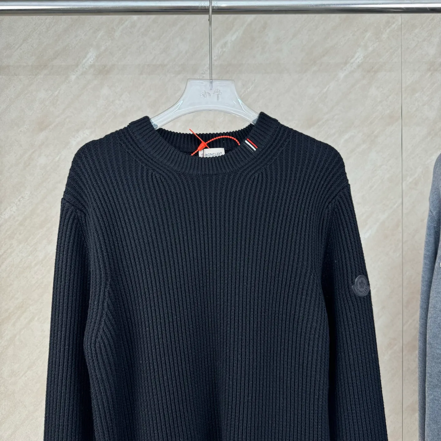 P430 Moncler 25 new autumn and winter contrasting color logo embroidered pullover knitted sweater Size: S/M/L/XL Vertical texture Weaving Embellishment of shoulder chapters His family combines military classics with street and fashion designs. It seems to be a niche design and can be matched well in various occasions. The fabric yarn is made of pure cotton. The thickness is suitable for autumn and winter. The upper body is comfortable, breathable and has good warmth retention.