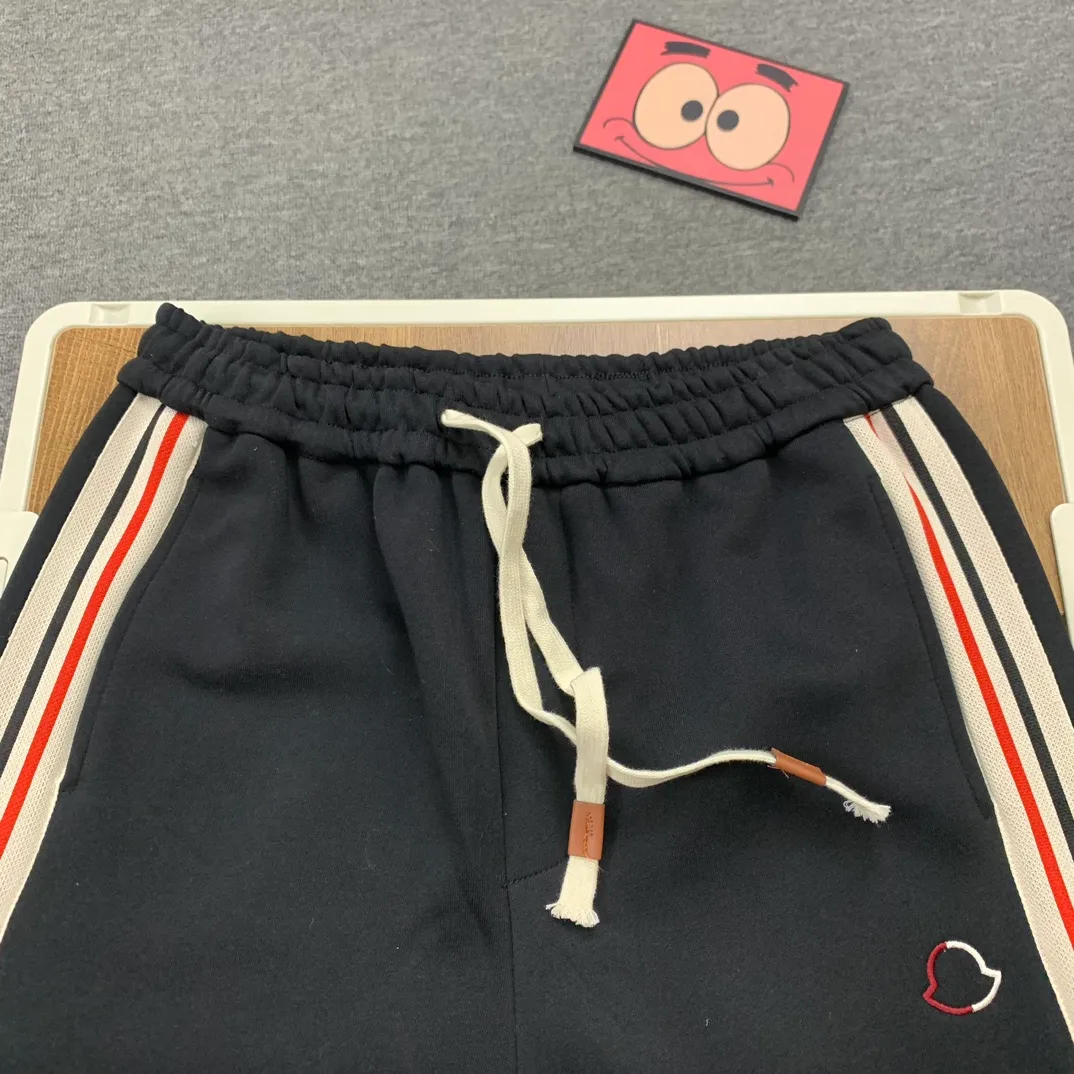 P210 Style No. C122 New model of muzzle logo embroidered colorful webbing straight MONCLER official website ZP synchronized new sweatpants for men and women. The fabric is made of 450g heavyweight double-ply double yarn composite fabric. The letter mark is exquisite and full embroidered letter craftsmanship. The elastic drawstring waist design is full of flexibility. The inner hemming and wrapping strips are high-quality. Perfect details. Loose version. Made with conscience. High temperature resistance. Will not fall off. Can be machine washed. Large factory with flow workmanship. The bag strips are neatly routed with double needles. Popular model among Internet celebrities. Very popular. Loose os version. Can be worn up to 200 pounds. Color: black. Size: S M L XL