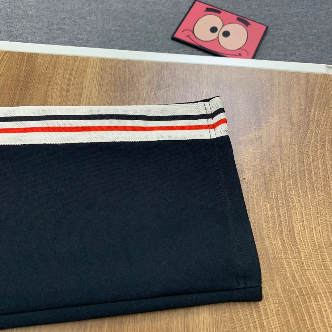 P210 Style No. C122 New model of muzzle logo embroidered colorful webbing straight MONCLER official website ZP synchronized new sweatpants for men and women. The fabric is made of 450g heavyweight double-ply double yarn composite fabric. The letter mark is exquisite and full embroidered letter craftsmanship. The elastic drawstring waist design is full of flexibility. The inner hemming and wrapping strips are high-quality. Perfect details. Loose version. Made with conscience. High temperature resistance. Will not fall off. Can be machine washed. Large factory with flow workmanship. The bag strips are neatly routed with double needles. Popular model among Internet celebrities. Very popular. Loose os version. Can be worn up to 200 pounds. Color: black. Size: S M L XL