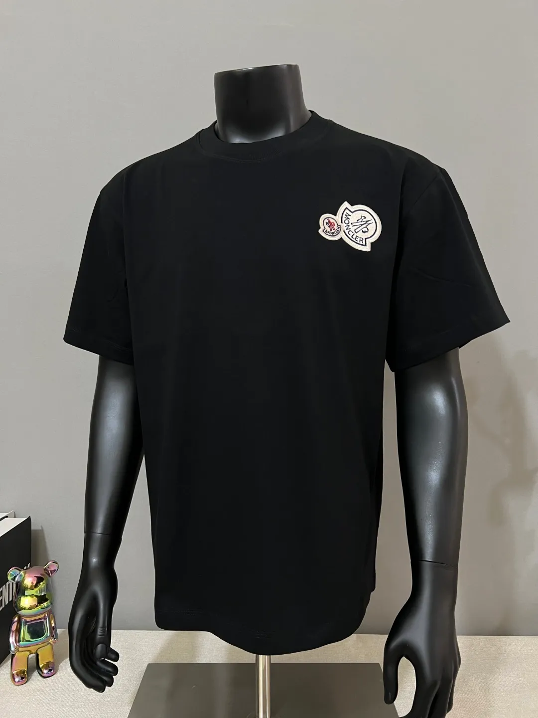 P140 MONCLER for Mongolian Mouth is new, official and dual-label models are synchronized, details are matched with official version, and logo size is strictly controlled. , standard size, stitching details are in sync with the official version; Made of 240g double yarn 100% cotton fabric, imported woven thread, collar bone is not easy to deform, factory high temperature washing process, the fabric is soft and breathable, does not shrink, NCF washing mark identification, details are in place and the upper body is good-looking, European size version, loose and suitable, color: black, white, size XS-L