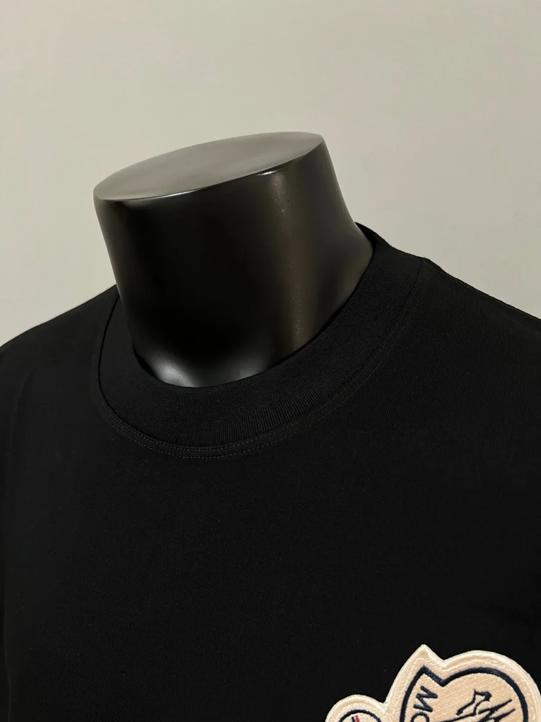 P140 MONCLER for Mongolian Mouth is new, official and dual-label models are synchronized, details are matched with official version, and logo size is strictly controlled. , standard size, stitching details are in sync with the official version; Made of 240g double yarn 100% cotton fabric, imported woven thread, collar bone is not easy to deform, factory high temperature washing process, the fabric is soft and breathable, does not shrink, NCF washing mark identification, details are in place and the upper body is good-looking, European size version, loose and suitable, color: black, white, size XS-L