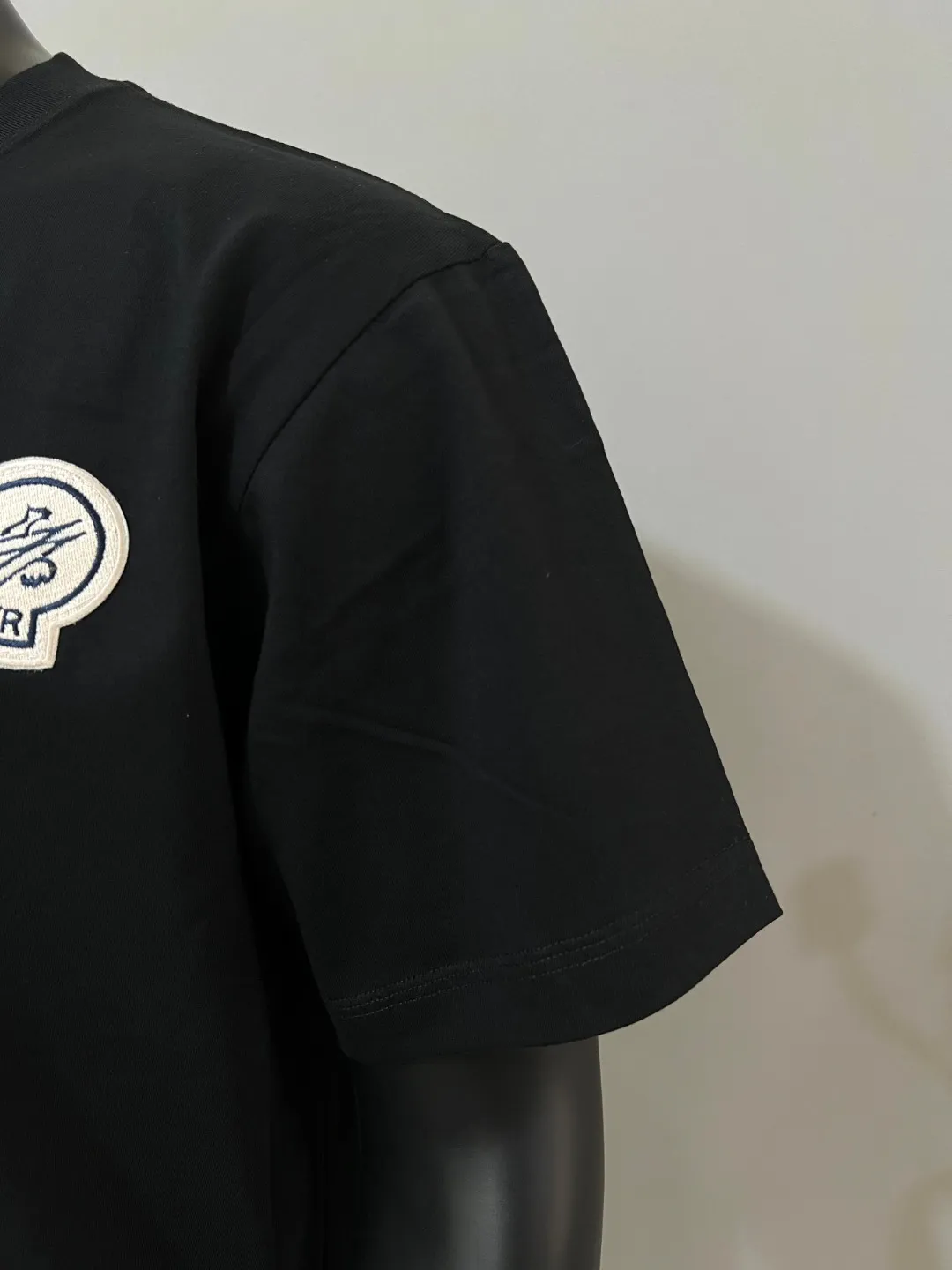 P140 MONCLER for Mongolian Mouth is new, official and dual-label models are synchronized, details are matched with official version, and logo size is strictly controlled. , standard size, stitching details are in sync with the official version; Made of 240g double yarn 100% cotton fabric, imported woven thread, collar bone is not easy to deform, factory high temperature washing process, the fabric is soft and breathable, does not shrink, NCF washing mark identification, details are in place and the upper body is good-looking, European size version, loose and suitable, color: black, white, size XS-L