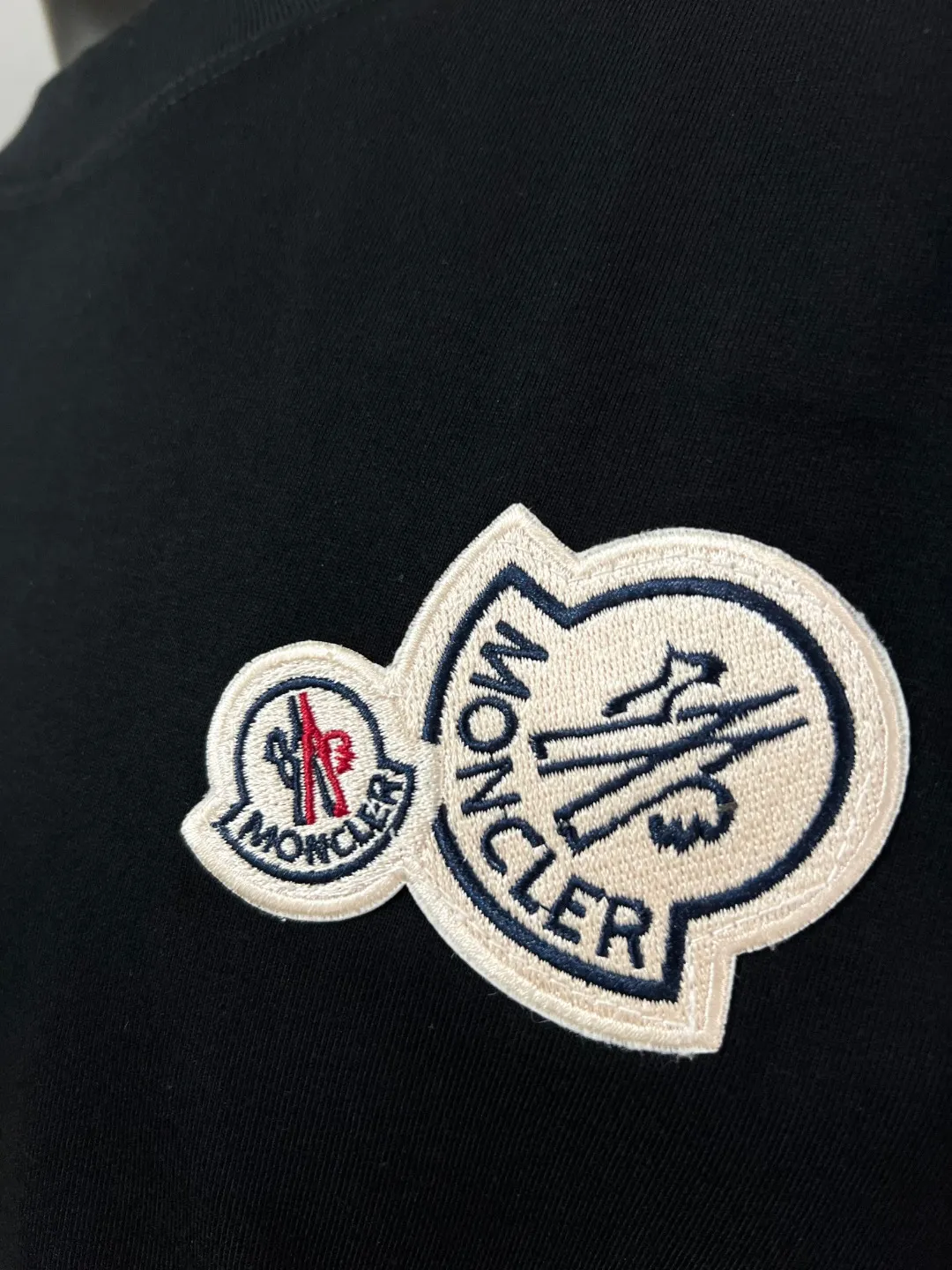 P140 MONCLER for Mongolian Mouth is new, official and dual-label models are synchronized, details are matched with official version, and logo size is strictly controlled. , standard size, stitching details are in sync with the official version; Made of 240g double yarn 100% cotton fabric, imported woven thread, collar bone is not easy to deform, factory high temperature washing process, the fabric is soft and breathable, does not shrink, NCF washing mark identification, details are in place and the upper body is good-looking, European size version, loose and suitable, color: black, white, size XS-L