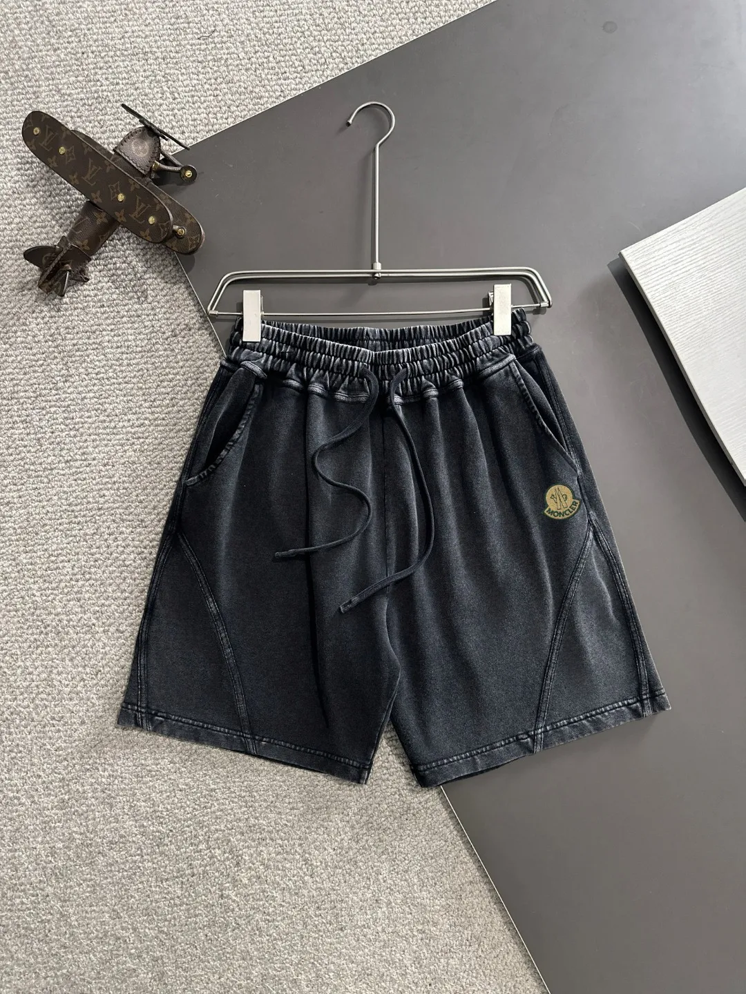 Next day delivery P300 High-quality Moncler/Mongolian 2025 spring and summer new high-definition elastic band casual solid color loose shorts, made with machines imported from Italy. The hem of the pants is hemmed with two needles. The stitching is fine and firm. The fabric is customized at the counter and is highly breathable and comfortable. The details are impeccable. The brand element design concept reflects high quality. It feels delicate and soft! It presents a casual cut and the upper body shape is great! Size: S-XXL