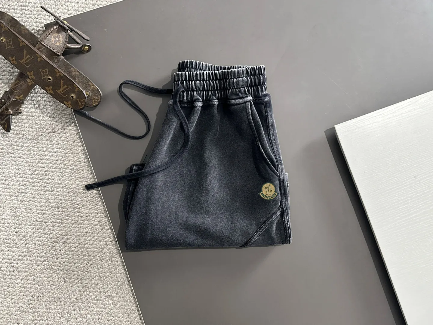 Next day delivery P300 High-quality Moncler/Mongolian 2025 spring and summer new high-definition elastic band casual solid color loose shorts, made with machines imported from Italy. The hem of the pants is hemmed with two needles. The stitching is fine and firm. The fabric is customized at the counter and is highly breathable and comfortable. The details are impeccable. The brand element design concept reflects high quality. It feels delicate and soft! It presents a casual cut and the upper body shape is great! Size: S-XXL
