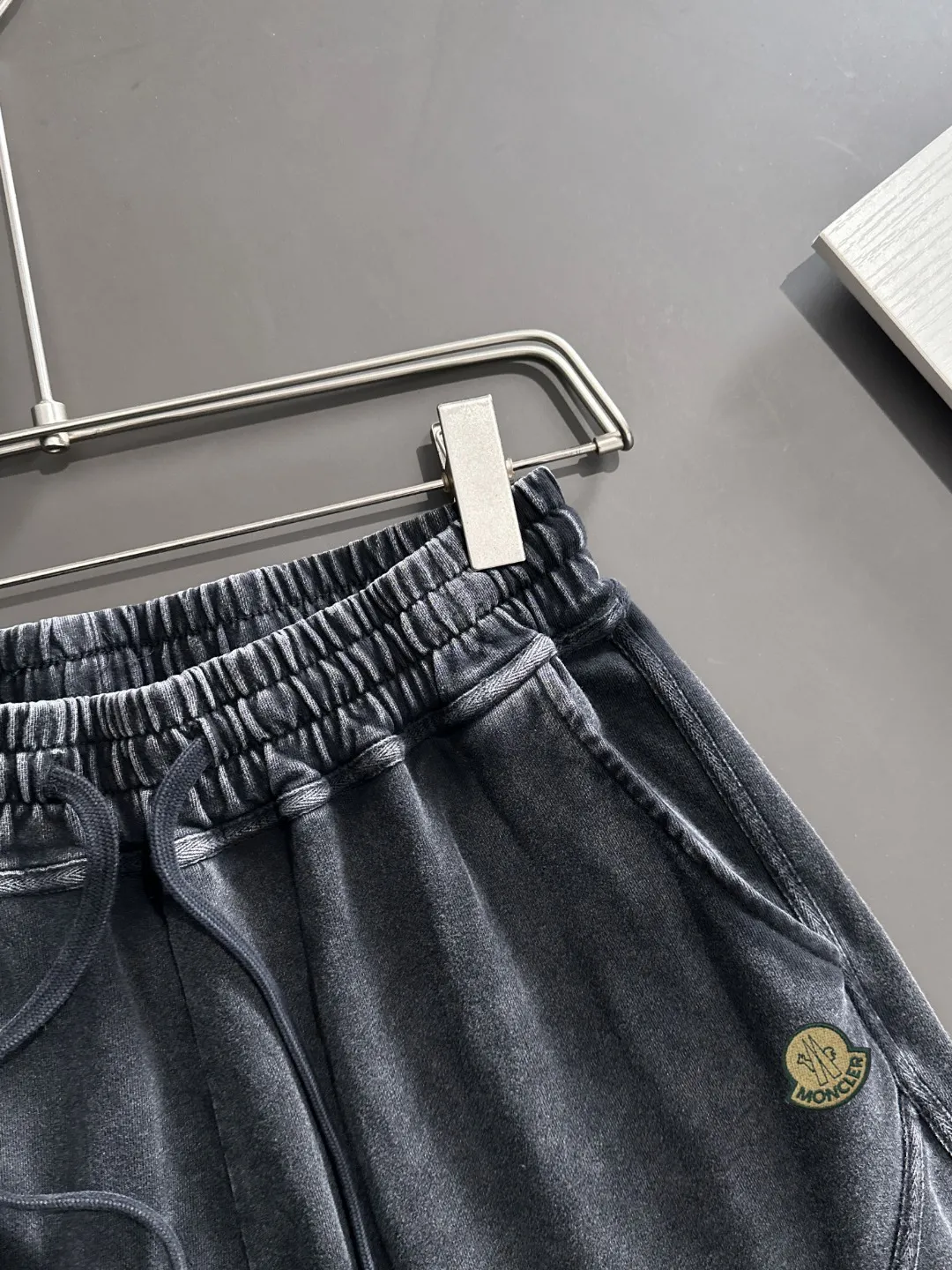 Next day delivery P300 High-quality Moncler/Mongolian 2025 spring and summer new high-definition elastic band casual solid color loose shorts, made with machines imported from Italy. The hem of the pants is hemmed with two needles. The stitching is fine and firm. The fabric is customized at the counter and is highly breathable and comfortable. The details are impeccable. The brand element design concept reflects high quality. It feels delicate and soft! It presents a casual cut and the upper body shape is great! Size: S-XXL