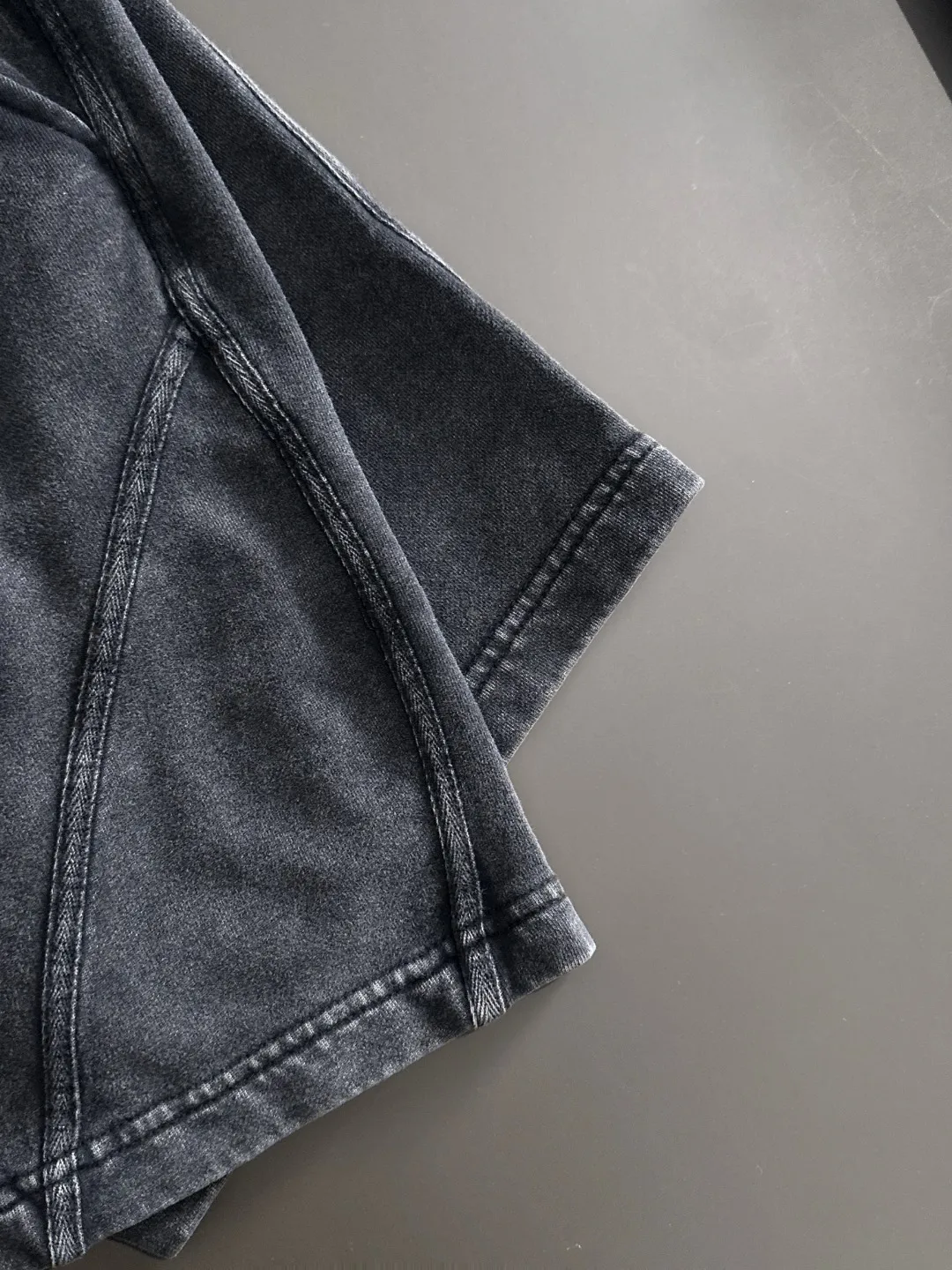 Next day delivery P300 High-quality Moncler/Mongolian 2025 spring and summer new high-definition elastic band casual solid color loose shorts, made with machines imported from Italy. The hem of the pants is hemmed with two needles. The stitching is fine and firm. The fabric is customized at the counter and is highly breathable and comfortable. The details are impeccable. The brand element design concept reflects high quality. It feels delicate and soft! It presents a casual cut and the upper body shape is great! Size: S-XXL