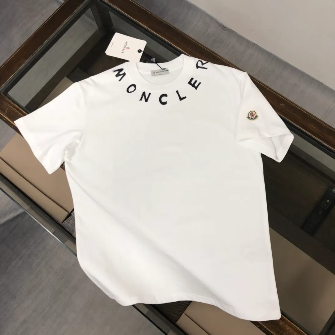 P150 MONCLER New model of Mongolian mouth, customized high-end ready-to-wear! Fashionable and trendy casual short-sleeved T-shirt, gentle, soft, delicate and soft, skin-friendly on the upper body, comfortable and cool, the brand letters on the neckline are fashionable and full of vitality! A fashionable and versatile must-have! Color: Black White Size: S-XL (Loose fit, please state your height and weight when placing an order!)