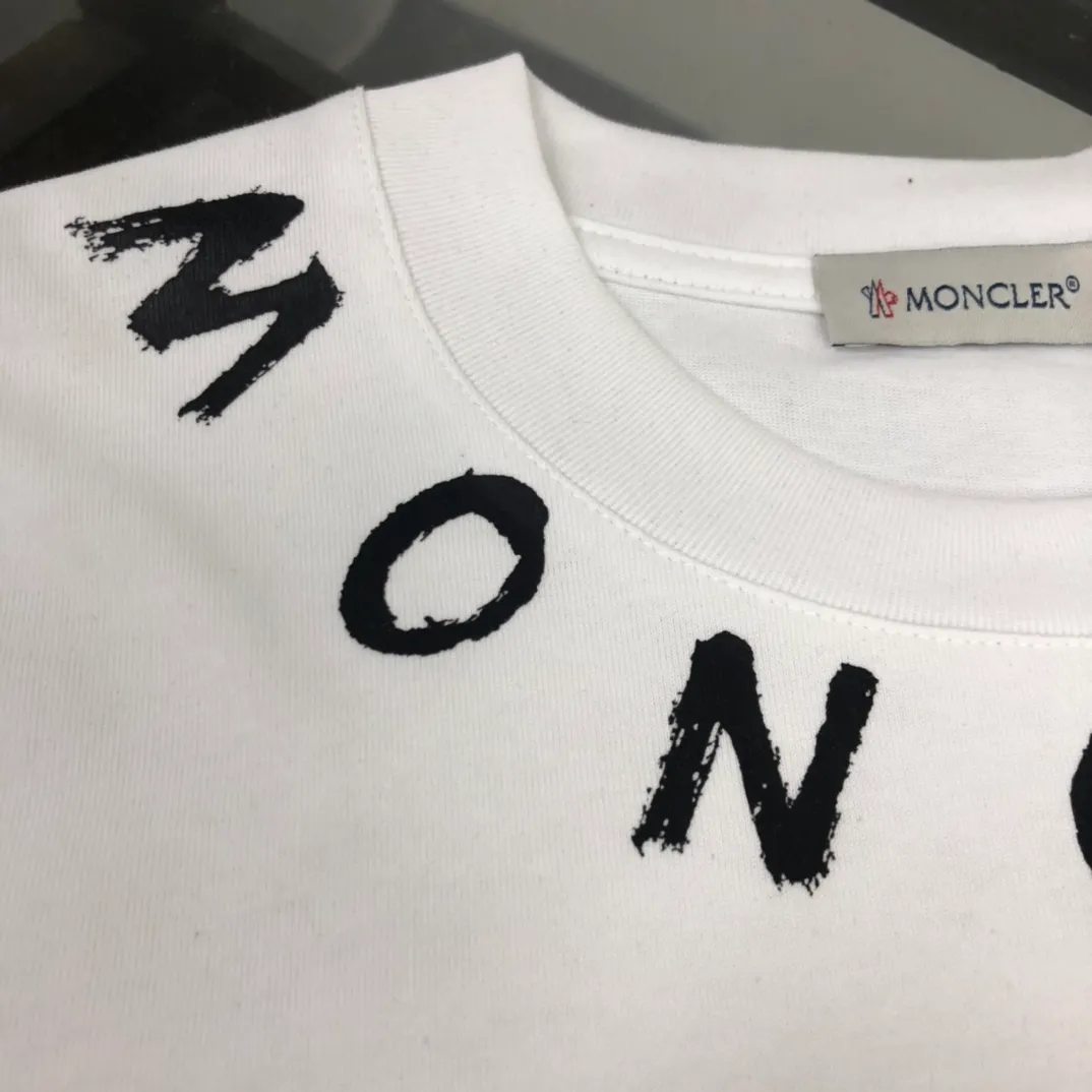 P150 MONCLER New model of Mongolian mouth, customized high-end ready-to-wear! Fashionable and trendy casual short-sleeved T-shirt, gentle, soft, delicate and soft, skin-friendly on the upper body, comfortable and cool, the brand letters on the neckline are fashionable and full of vitality! A fashionable and versatile must-have! Color: Black White Size: S-XL (Loose fit, please state your height and weight when placing an order!)