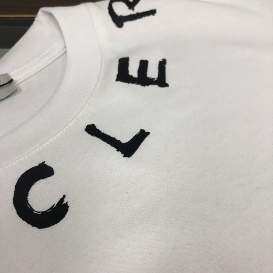 P150 MONCLER New model of Mongolian mouth, customized high-end ready-to-wear! Fashionable and trendy casual short-sleeved T-shirt, gentle, soft, delicate and soft, skin-friendly on the upper body, comfortable and cool, the brand letters on the neckline are fashionable and full of vitality! A fashionable and versatile must-have! Color: Black White Size: S-XL (Loose fit, please state your height and weight when placing an order!)