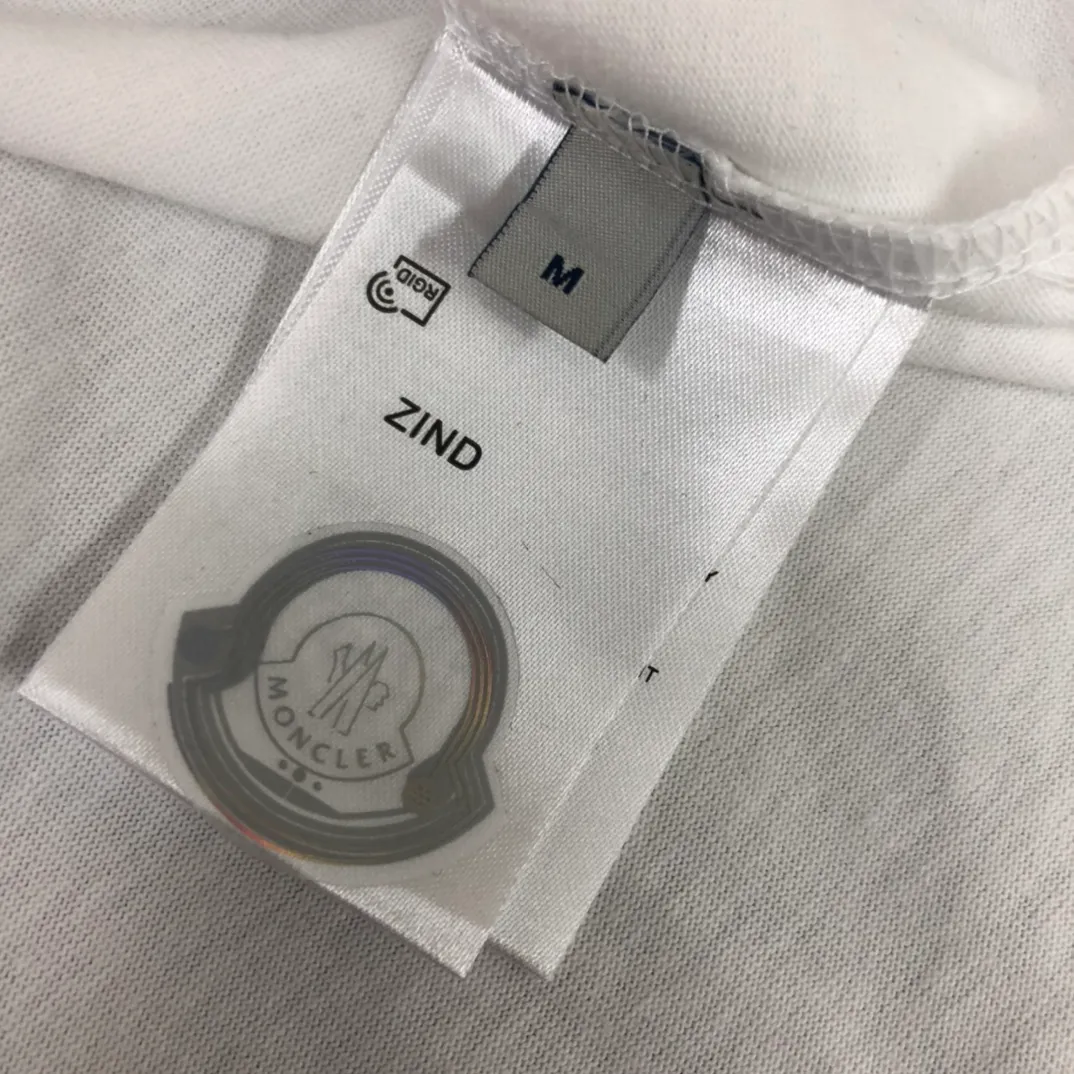 P150 MONCLER New model of Mongolian mouth, customized high-end ready-to-wear! Fashionable and trendy casual short-sleeved T-shirt, gentle, soft, delicate and soft, skin-friendly on the upper body, comfortable and cool, the brand letters on the neckline are fashionable and full of vitality! A fashionable and versatile must-have! Color: Black White Size: S-XL (Loose fit, please state your height and weight when placing an order!)