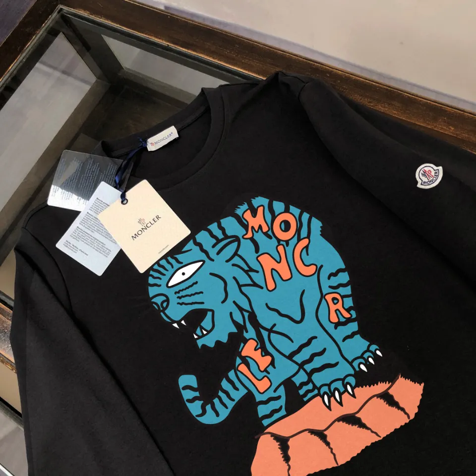 P180, a non-off-the-shelf model, you can trust it. Moncler printed long-sleeved T-shirt, 240g breathable cotton fabric, very soft and comfortable texture, does not shrink, does not deform, does not ball), can be worn alone as a base layer. Original customized accessories, collar label, care mark, hangtag, packaging (perfect details) Color: White Black Size: XS S M L
