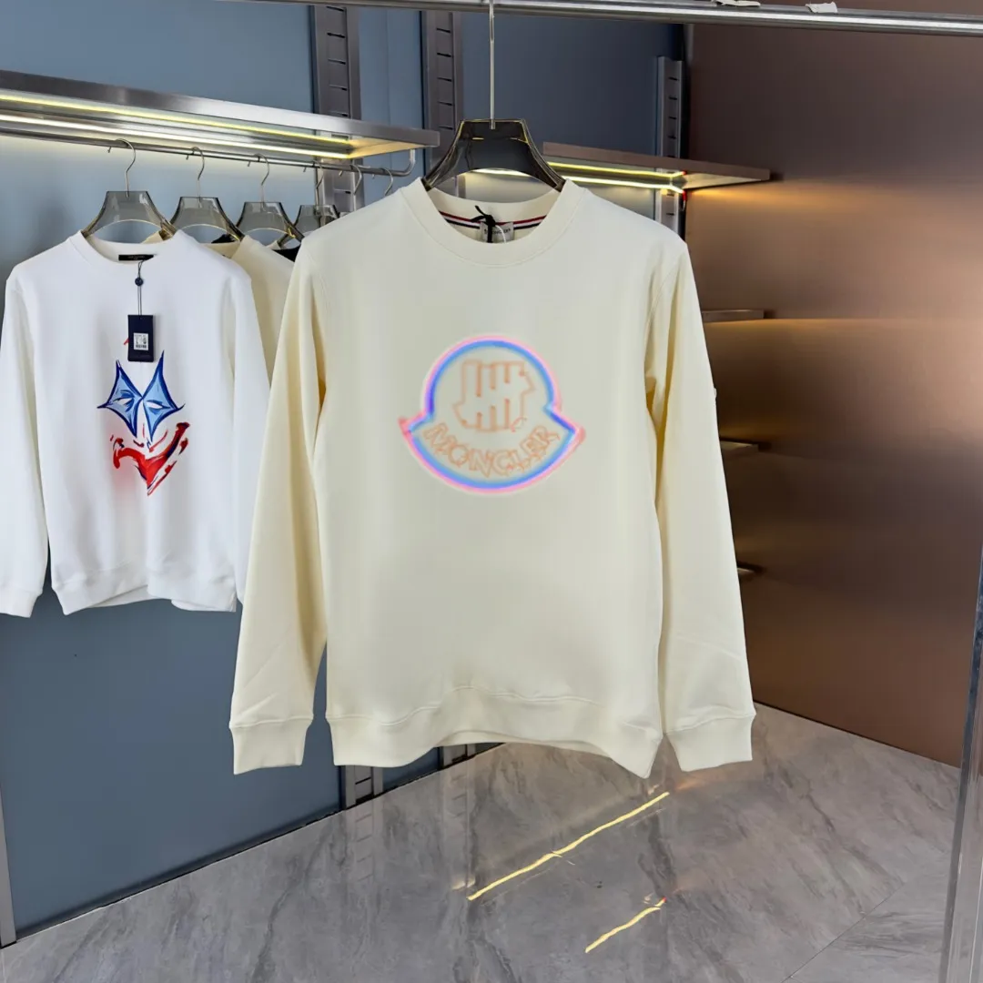 P210 High-version sweatshirt) [Long-term stock] 〖𝐌𝐎𝐍𝐂𝐋𝐄𝐑~Mask〗 Made of 440g heavy-weight fabric. It is different from the market currency. It can be matched with any variety and is properly handsome. 😎The whole dress is made of double waistcoats. The double waistcoats make the whole dress more three-dimensional. Not ordinary factories can do such fine work. 2025 Spring runway version of the T stage, on sale at the counter, round neck terry sweatshirt, high-end double-strand pure cotton, custom-made stretch ribs, dyed in the same vat, complete with three standards, matched with exquisite embroidered LOGO on the chest, simple and advanced, same style for men and women. Color: black, apricot, white, size: S M L XL 2XL