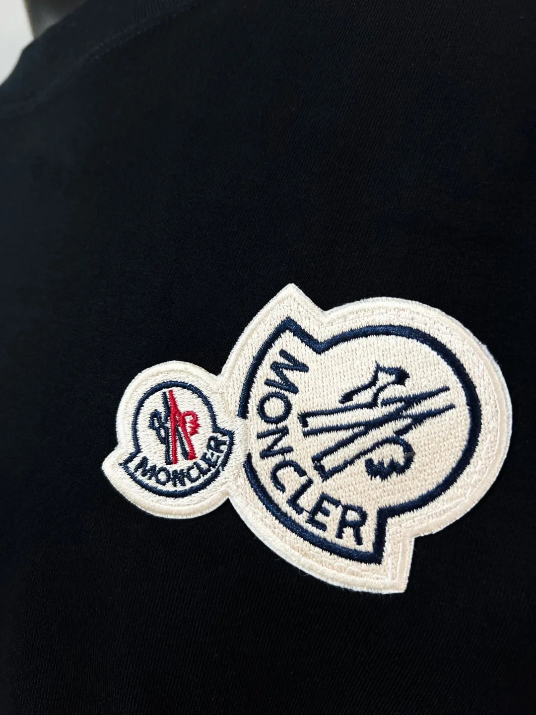 P140 MONCLER for Mongolian Mouth is new and is on sale at the same time as the official version; Double logo round neck short-sleeved T-shirt, the details match the official version, and the logo size is strictly controlled to be consistent with the original version , standard size, seam details are in sync with the official version; 240g double yarn 100% cotton fabric is selected, imported woven thread, the neckline is boned to prevent deformation, factory high temperature washing process, the fabric is soft and breathable, does not shrink, NCF washing mark identification, details are in place and the upper body is good-looking, European size version, loose and suitable, color: black, white, size XS-L (maximum wear 200 pounds)