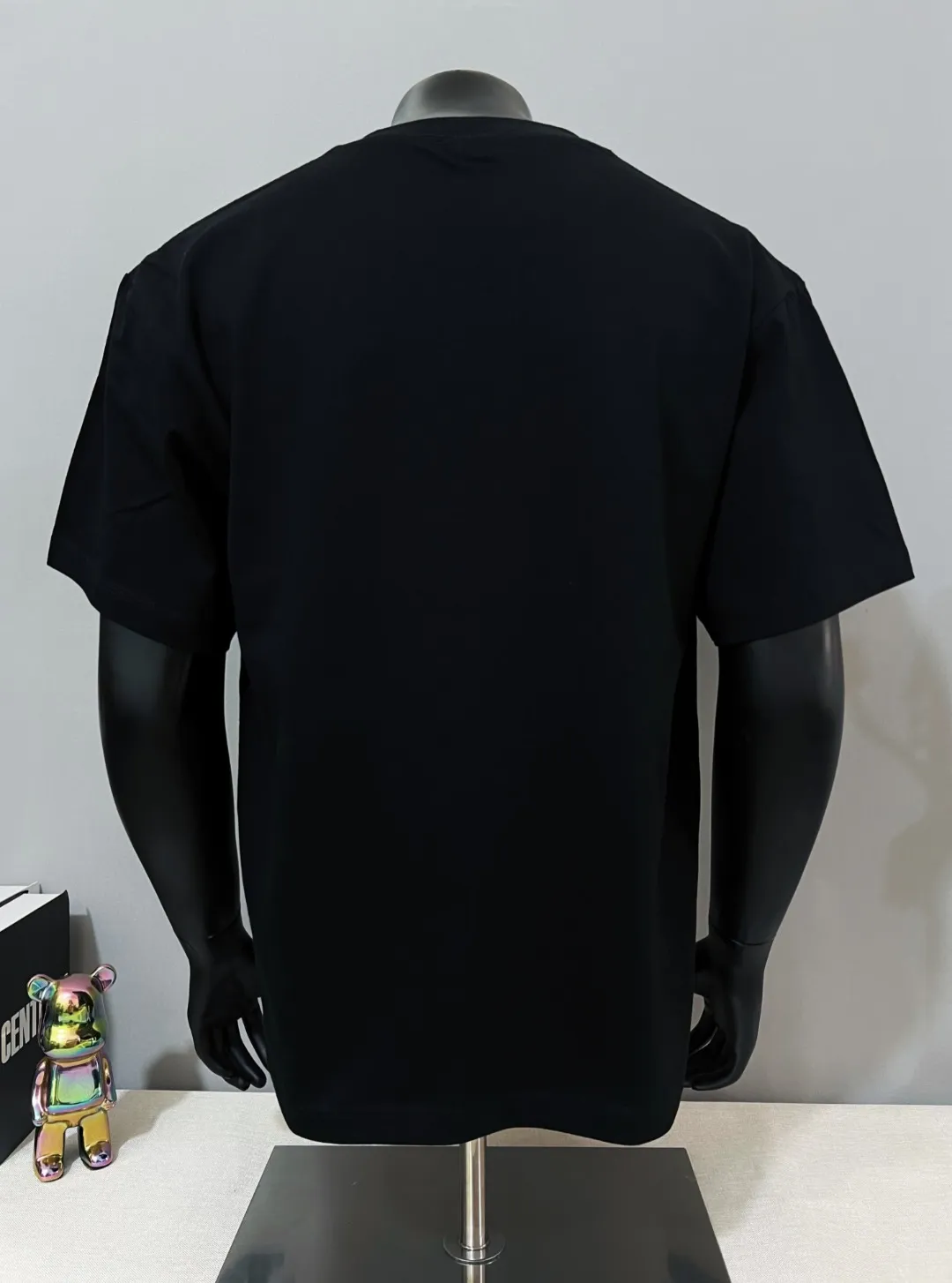 P140 MONCLER for Mongolian Mouth is new and is on sale at the same time as the official version; Double logo round neck short-sleeved T-shirt, the details match the official version, and the logo size is strictly controlled to be consistent with the original version , standard size, seam details are in sync with the official version; 240g double yarn 100% cotton fabric is selected, imported woven thread, the neckline is boned to prevent deformation, factory high temperature washing process, the fabric is soft and breathable, does not shrink, NCF washing mark identification, details are in place and the upper body is good-looking, European size version, loose and suitable, color: black, white, size XS-L (maximum wear 200 pounds)
