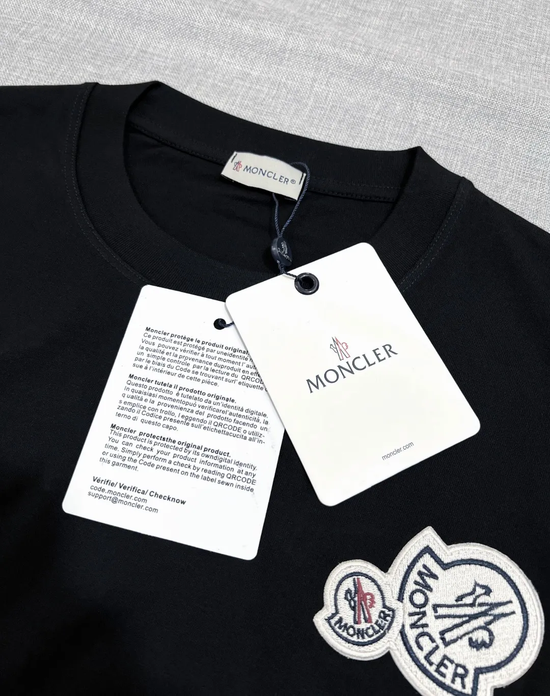 P140 MONCLER for Mongolian Mouth is new and is on sale at the same time as the official version; Double logo round neck short-sleeved T-shirt, the details match the official version, and the logo size is strictly controlled to be consistent with the original version , standard size, seam details are in sync with the official version; 240g double yarn 100% cotton fabric is selected, imported woven thread, the neckline is boned to prevent deformation, factory high temperature washing process, the fabric is soft and breathable, does not shrink, NCF washing mark identification, details are in place and the upper body is good-looking, European size version, loose and suitable, color: black, white, size XS-L (maximum wear 200 pounds)