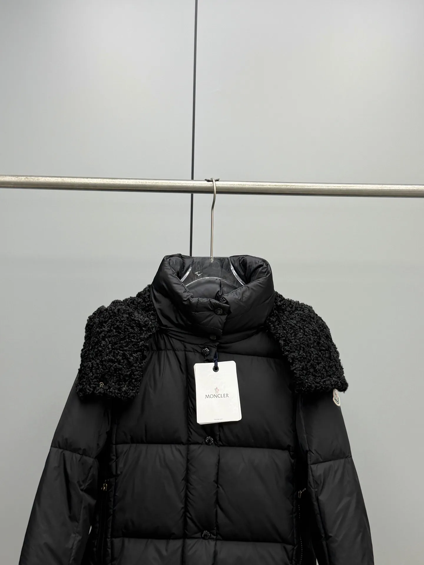 P920 MONCLER 2025 Autumn and Winter New Castelnou Contrast Color Teddy Removable Hat Short Bakery Down Jacket Use bold contrasting colors to interpret winter aesthetics. The detachable hood wrapped in teddy velvet fabric feels as soft and waxy as clouds, making it easy to switch styles; the short bread coat is three-dimensional and fluffy, hiding the body, and outlines a neat figure. The contrasting color design: breaks the conventional color combination and is unobtrusive. It instantly lights up the winter streets. The detachable teddy bear hat: can be worn twice, with a sense of ritual and practicality. It can be disassembled and instantly transformed into a stand-up collar fashion style. 90% white duck down filling: lightweight and temperature-locking, no fear of cold wave attack at -10°C. Short high-waist cut: optimized body proportions, small people can also wear long-legged aura! Color: Orange Khaki Black Size: 0-1-2