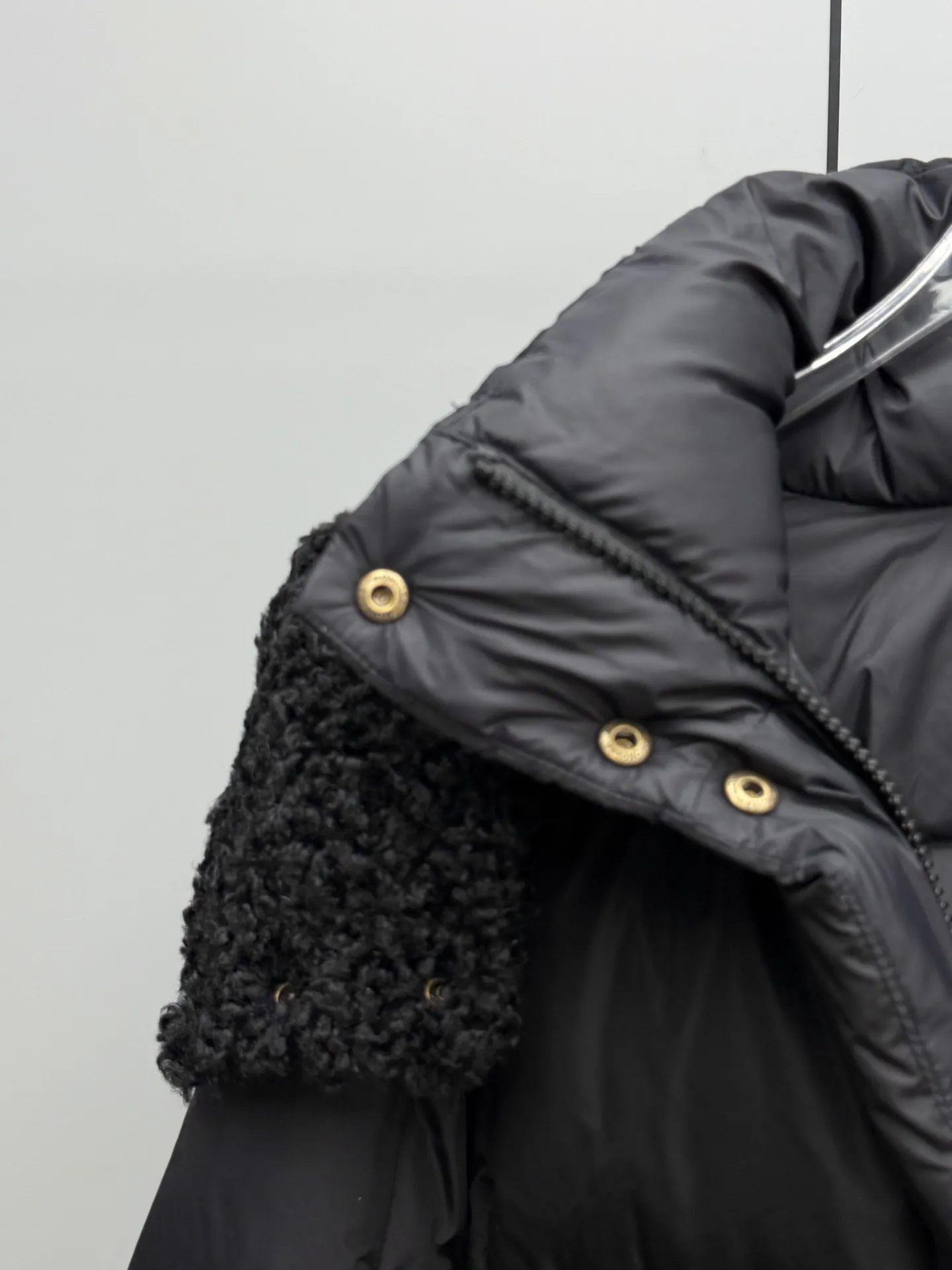 P920 MONCLER 2025 Autumn and Winter New Castelnou Contrast Color Teddy Removable Hat Short Bakery Down Jacket Use bold contrasting colors to interpret winter aesthetics. The detachable hood wrapped in teddy velvet fabric feels as soft and waxy as clouds, making it easy to switch styles; the short bread coat is three-dimensional and fluffy, hiding the body, and outlines a neat figure. The contrasting color design: breaks the conventional color combination and is unobtrusive. It instantly lights up the winter streets. The detachable teddy bear hat: can be worn twice, with a sense of ritual and practicality. It can be disassembled and instantly transformed into a stand-up collar fashion style. 90% white duck down filling: lightweight and temperature-locking, no fear of cold wave attack at -10°C. Short high-waist cut: optimized body proportions, small people can also wear long-legged aura! Color: Orange Khaki Black Size: 0-1-2