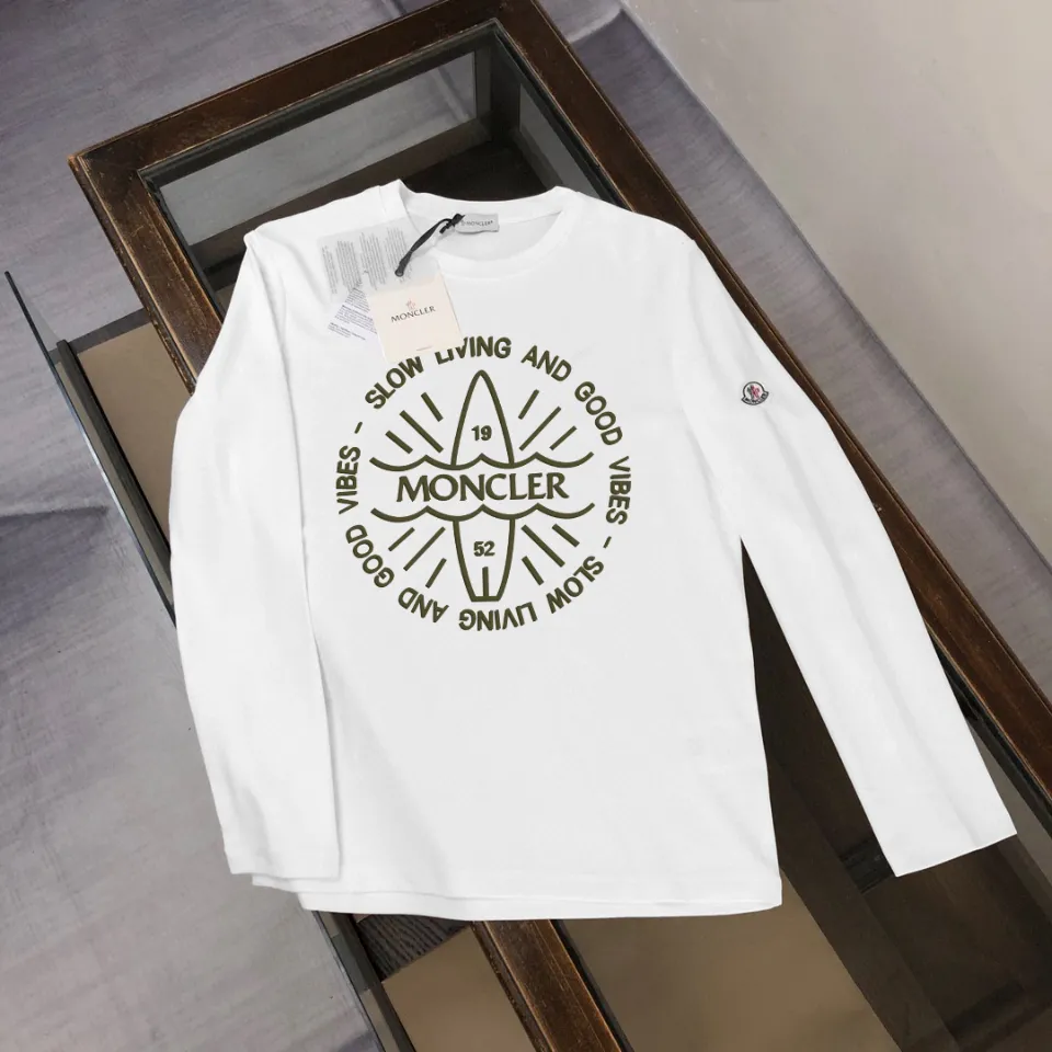 P180, a non-off-the-shelf model, you can trust it. Moncler printed long-sleeved T-shirt, 240g breathable cotton fabric, very soft and comfortable texture, does not shrink, does not deform, does not ball), can be worn alone as a base layer. Original customized accessories, collar label, care mark, hangtag, packaging (perfect details) Color: White Black Size: XS S M L