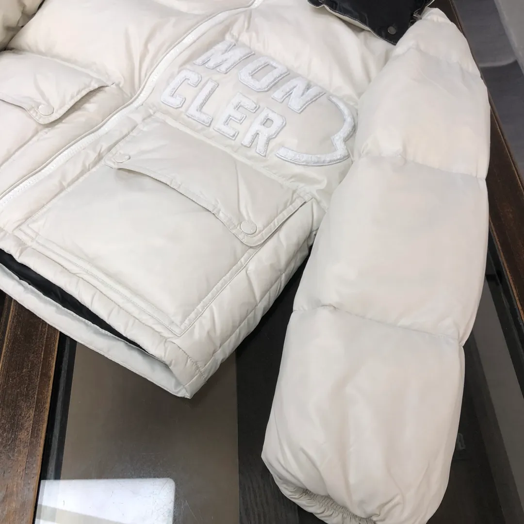 White P660 MONCLER Abbaye women's new autumn and winter short down jacket highlights Mon's fashion essence. Featuring rectangular quilting and a contrasting lining that refreshes the removable hood. The terry knitted logo embroidery adds a unique touch to the whole, making the clothing highly recognizable. It is very wearable. This one is enough to keep you warm in autumn and winter... High quality✅ Size: 0-1-2-3 (S-XL)