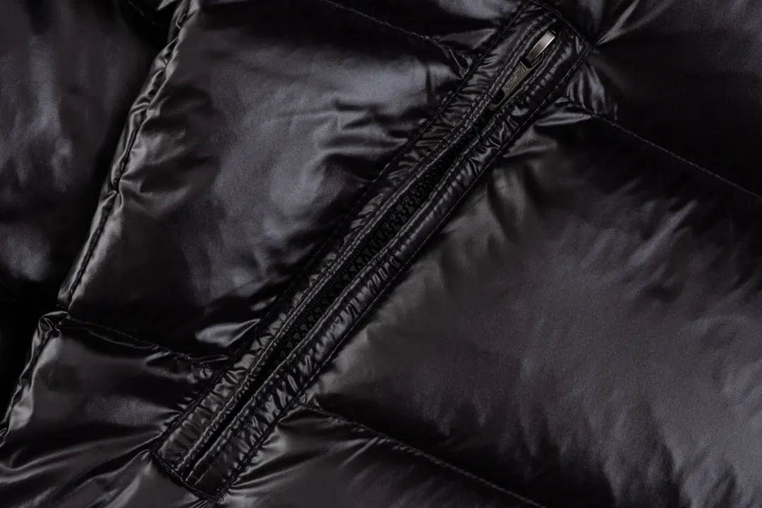 P670 The strongest down version MONCLER/Moncler #maya Maya Eason Chan's same style down jacket description: Influenced by the iconic outerwear of the 1980s, the Maya jacket re-examines the shapes in the moncler archives with modern style and cutting-edge elements. This is the brand's professional achievement in ski equipment. Both in terms of sport and style, this high-performance and positive-spirited jacket has all the elements that a competitive man needs to claim the title. Material process analysis: 1 Original NFC inductive anti-counterfeiting chip ② National standard 90% pure white goose down, lin exclusively uses top-grade down in the market, never fake goose down and a series of misunderstandings 3 Fabric: 100% nylon; Lining: 100% nylon, one of the best on the market, everything is customized according to the original version. The electroplated hardware produced by the original processing factory is all customized by the original factory, and is not a replica of various types on the market. ⑤Produced by a Mani factory, it has always been unambiguous in terms of quality. Everyone knows that the workers' craftsmanship, QA and QC quality inspection are not comparable to those of small factories in the market. Size: 1/2/3/4/5/6