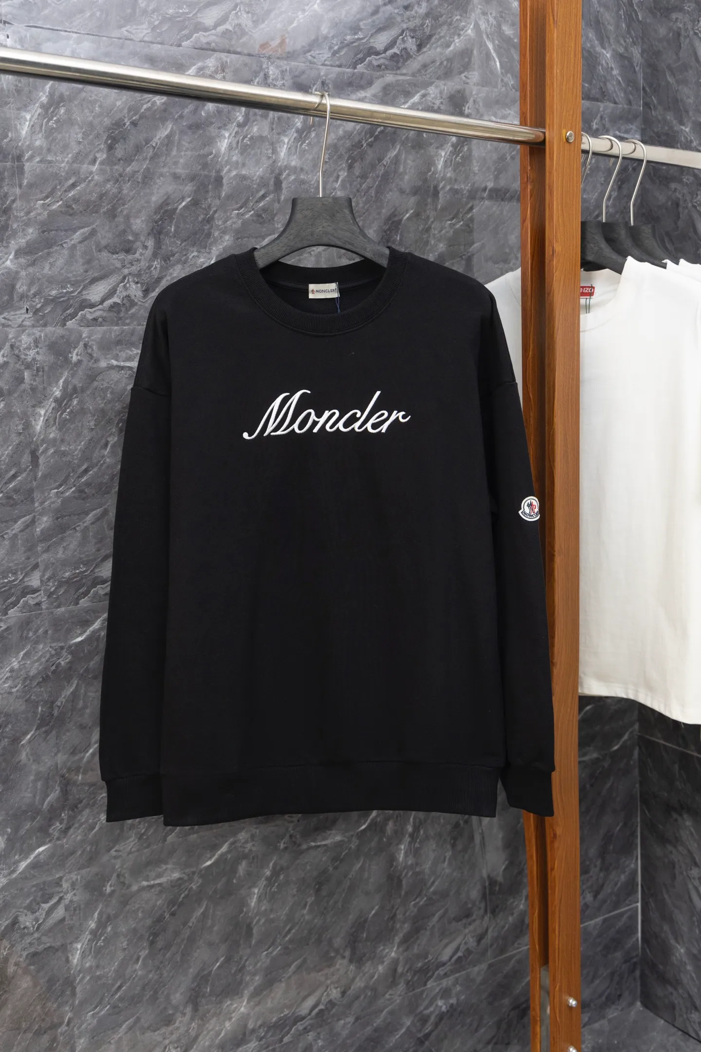 P210 Model No. J0166 MONCLER hooded sweatshirt with classic letter embroidery over the mouth. Made of 460g terry fabric with clear lines. Original order customization 1:1 with smooth and delicate lines. Better hand feel. Not easy to deform, not easy to shrink, not easy to fade. Maintains long-lasting beauty. Color Black White Size S-XL