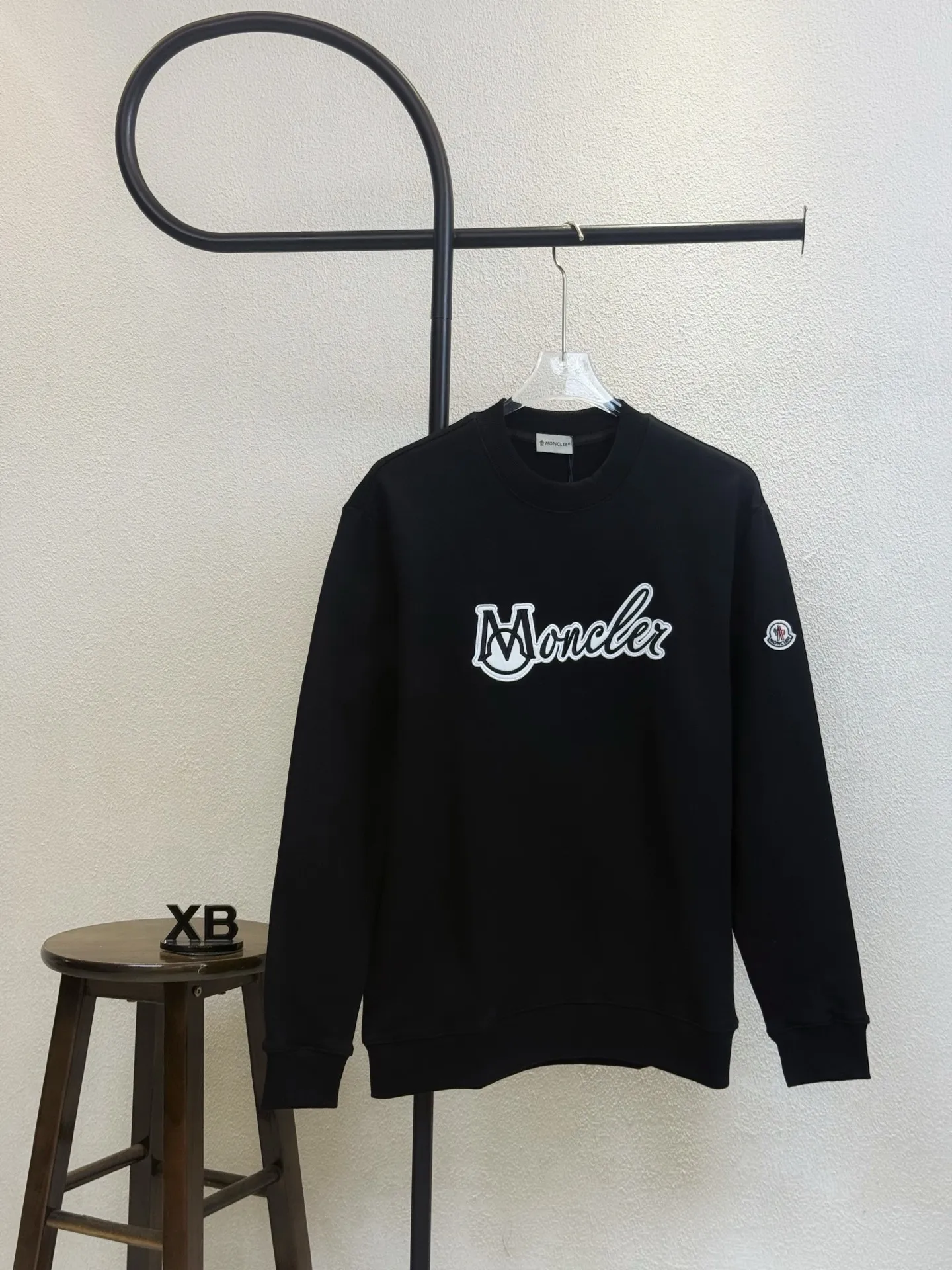 P220  款号X253 (黑白两色) MONCLER蒙口字母logo贴布刺绣圆领卫衣 面料采用400克毛圈高克重95棉5氢纶1×1双纱洗一辈子都不会变形的 男女同款 官网细节一致 全套包装 三标齐全 防潮纸 区别市场通货 随意对比  OS版型 最大可穿200斤上身舒服有型 颜色：黑 白Size: S-XL