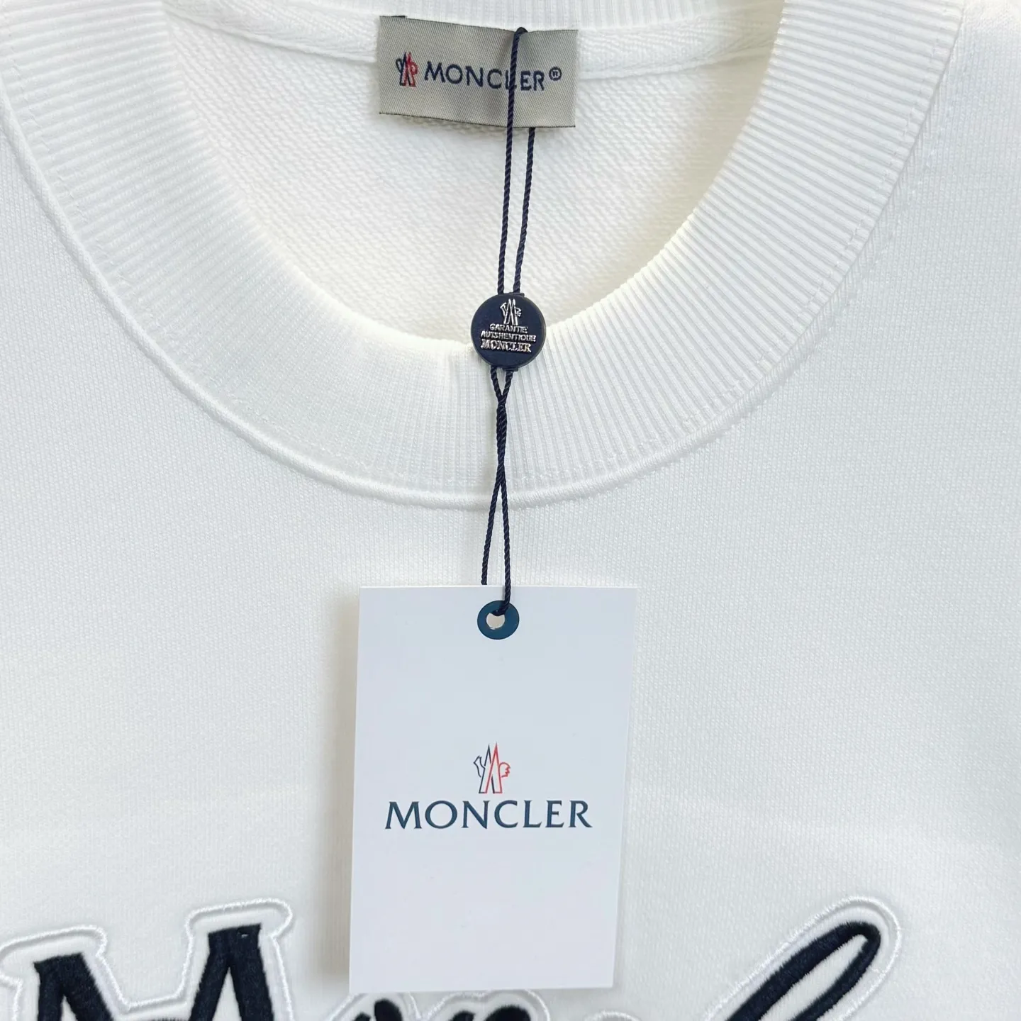 P220  款号X253 (黑白两色) MONCLER蒙口字母logo贴布刺绣圆领卫衣 面料采用400克毛圈高克重95棉5氢纶1×1双纱洗一辈子都不会变形的 男女同款 官网细节一致 全套包装 三标齐全 防潮纸 区别市场通货 随意对比  OS版型 最大可穿200斤上身舒服有型 颜色：黑 白Size: S-XL