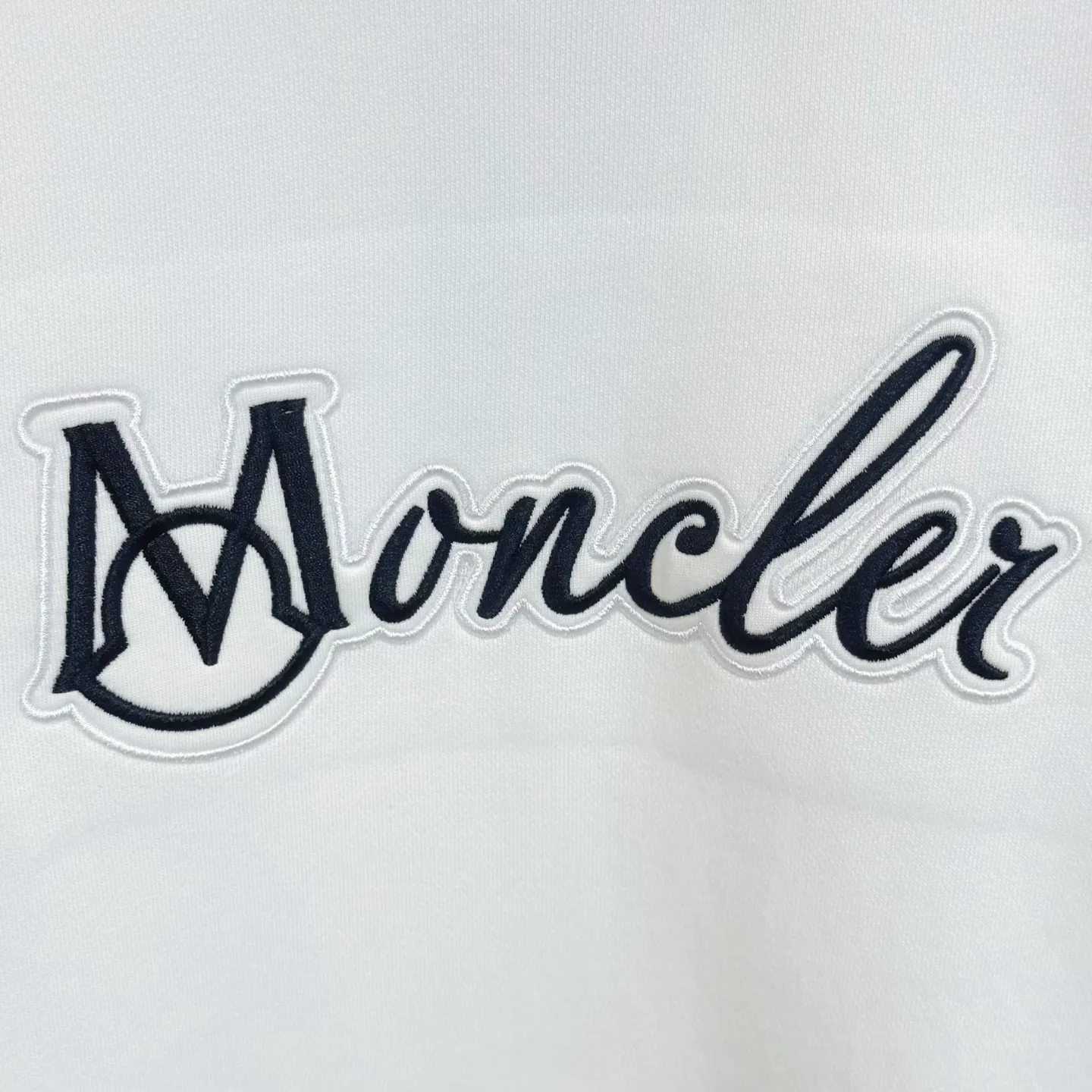 P220  款号X253 (黑白两色) MONCLER蒙口字母logo贴布刺绣圆领卫衣 面料采用400克毛圈高克重95棉5氢纶1×1双纱洗一辈子都不会变形的 男女同款 官网细节一致 全套包装 三标齐全 防潮纸 区别市场通货 随意对比  OS版型 最大可穿200斤上身舒服有型 颜色：黑 白Size: S-XL