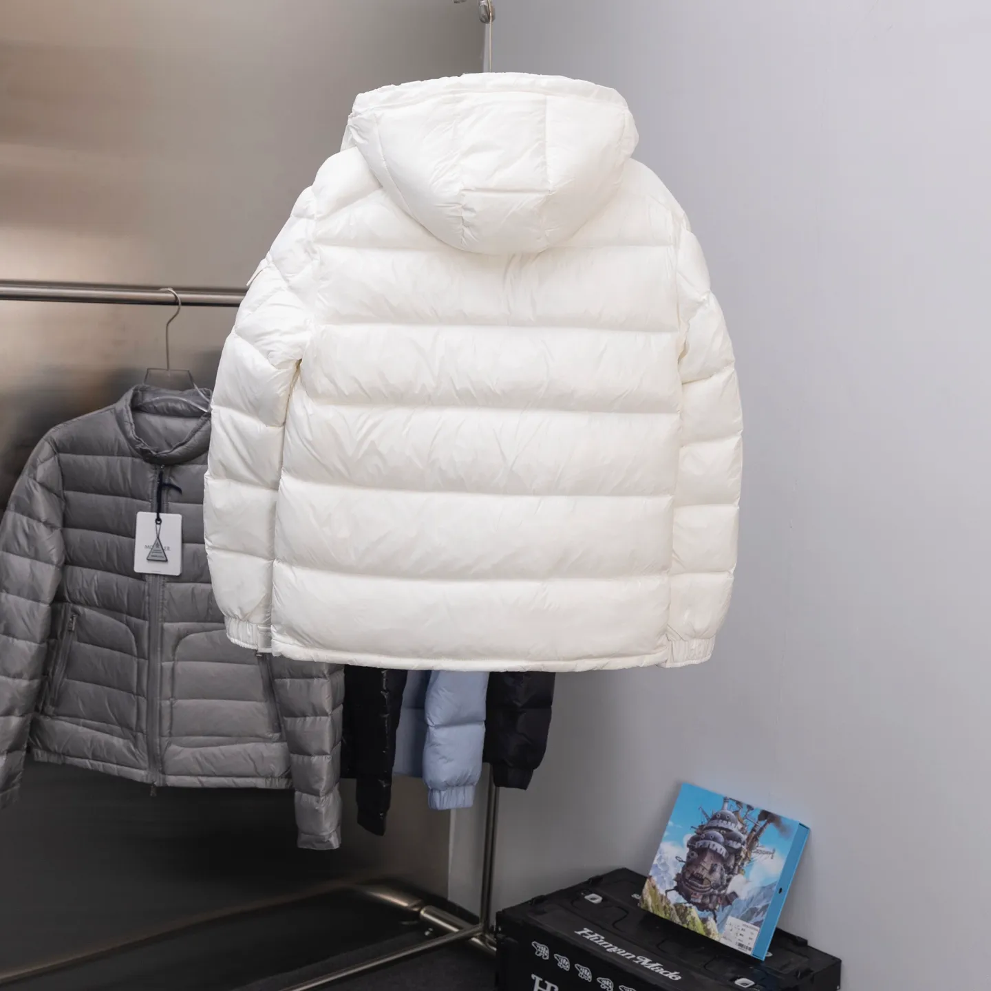 P670 2025 Autumn and Winter New Style🆕MONCLER MAYA Maya Unisex Down Jacket Unisex MONCLER / Moncler / Mouth New Each down jacket has been processed through at least 150 processes. The maximum fill power can reach 800➕ to make the wear warmer. 5A level standard. Use German anti-down needles up to 11 stitches every three centimeters. Precision sewing. Sleeve LOGO: Sleeve LOGO. Made of wool, the embroidery is made by Japanese Tajima machine. NFC chip: Sleeve wool embroidery label, and the inner wash label can verify the NFC chip. Fabric: Lightly waterproof and breathable nylon cloth. Filling: 90% white duck down. Made of the best cloud velvet. Very high fluffy and very warm. Zipper: electroplated engraved logo zipper. Consistent with the original version. Embroidery: made by Japanese Tajima embroidery machine. Accessories: main label, washable label, hangtag. All packaging is original and complete.
