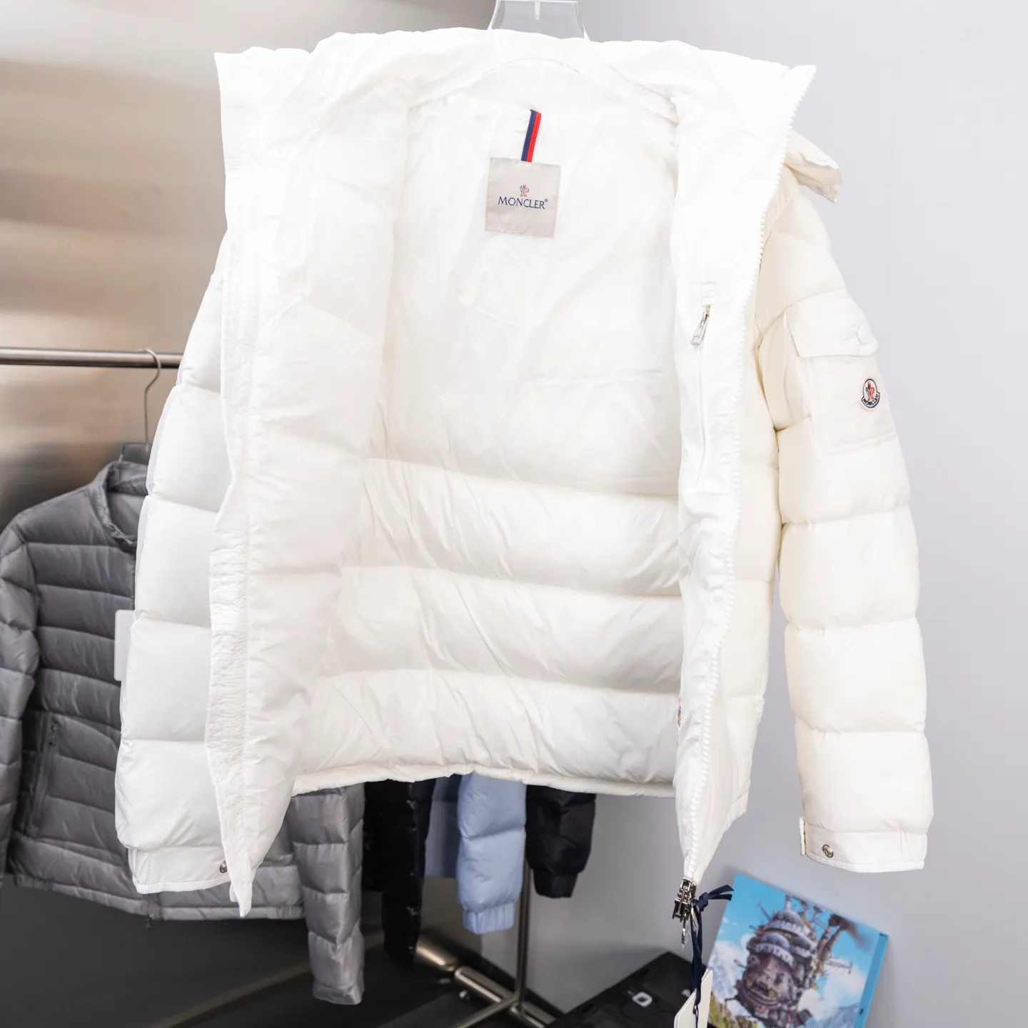 P670 2025 Autumn and Winter New Style🆕MONCLER MAYA Maya Unisex Down Jacket Unisex MONCLER / Moncler / Mouth New Each down jacket has been processed through at least 150 processes. The maximum fill power can reach 800➕ to make the wear warmer. 5A level standard. Use German anti-down needles up to 11 stitches every three centimeters. Precision sewing. Sleeve LOGO: Sleeve LOGO. Made of wool, the embroidery is made by Japanese Tajima machine. NFC chip: Sleeve wool embroidery label, and the inner wash label can verify the NFC chip. Fabric: Lightly waterproof and breathable nylon cloth. Filling: 90% white duck down. Made of the best cloud velvet. Very high fluffy and very warm. Zipper: electroplated engraved logo zipper. Consistent with the original version. Embroidery: made by Japanese Tajima embroidery machine. Accessories: main label, washable label, hangtag. All packaging is original and complete.