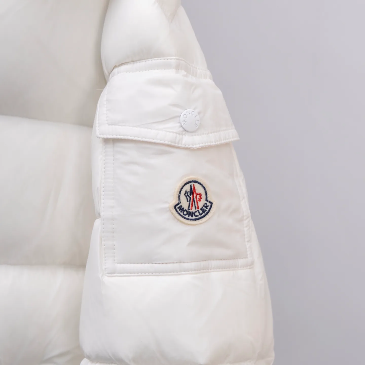 P670 2025 Autumn and Winter New Style🆕MONCLER MAYA Maya Unisex Down Jacket Unisex MONCLER / Moncler / Mouth New Each down jacket has been processed through at least 150 processes. The maximum fill power can reach 800➕ to make the wear warmer. 5A level standard. Use German anti-down needles up to 11 stitches every three centimeters. Precision sewing. Sleeve LOGO: Sleeve LOGO. Made of wool, the embroidery is made by Japanese Tajima machine. NFC chip: Sleeve wool embroidery label, and the inner wash label can verify the NFC chip. Fabric: Lightly waterproof and breathable nylon cloth. Filling: 90% white duck down. Made of the best cloud velvet. Very high fluffy and very warm. Zipper: electroplated engraved logo zipper. Consistent with the original version. Embroidery: made by Japanese Tajima embroidery machine. Accessories: main label, washable label, hangtag. All packaging is original and complete.
