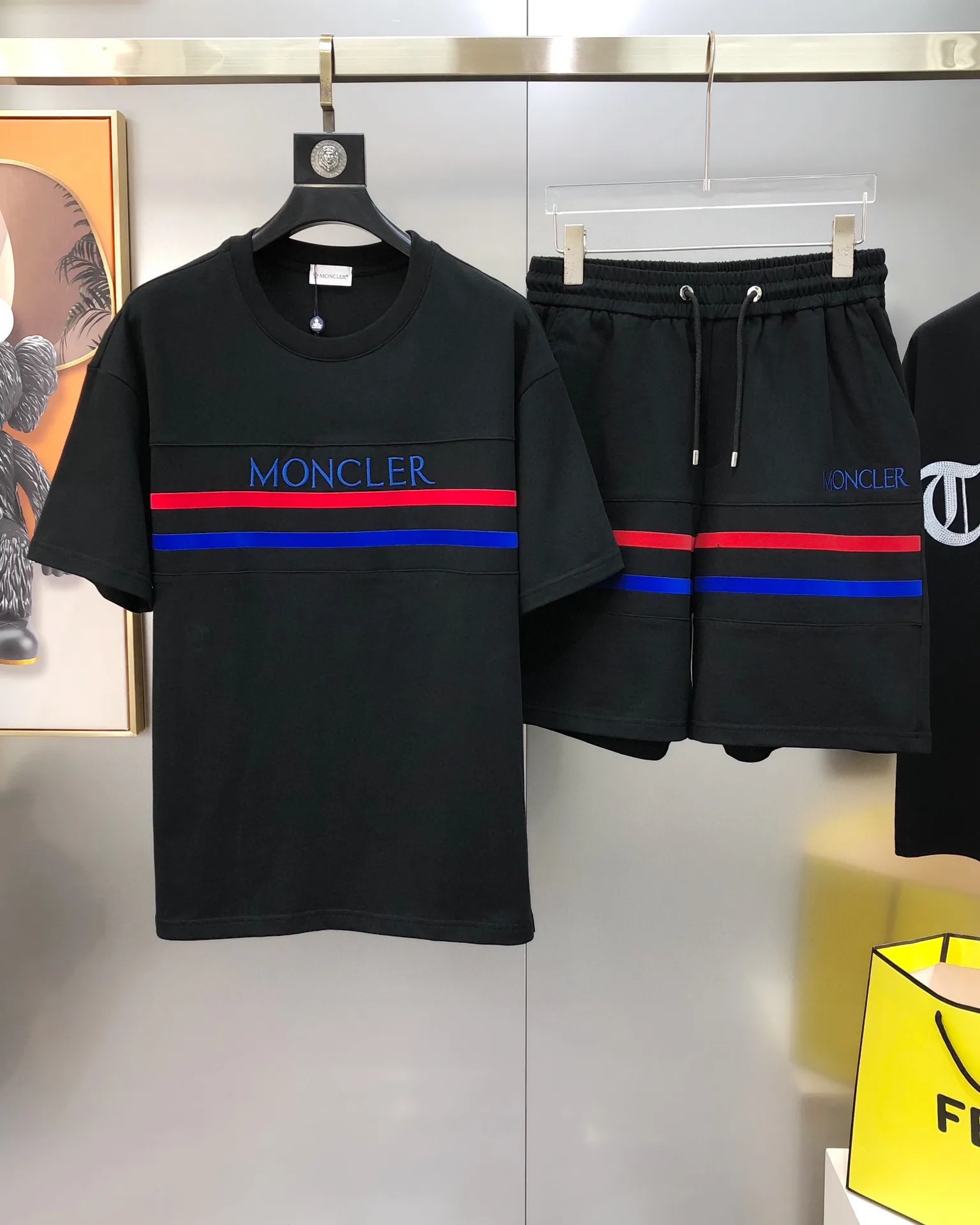 P560 Brand [MONCLER Mouth Covered] 2025 round neck short-sleeved shorts suit. The pure cotton fabric upper body will not be stuffy. The smooth and comfortable skin-friendly effect is more breathable. The fabric has its own texture. Classic logo technology. A new interpretation from a unique angle. Fashionable and versatile! Size: M-3XL (maximum wear: 190 pounds)