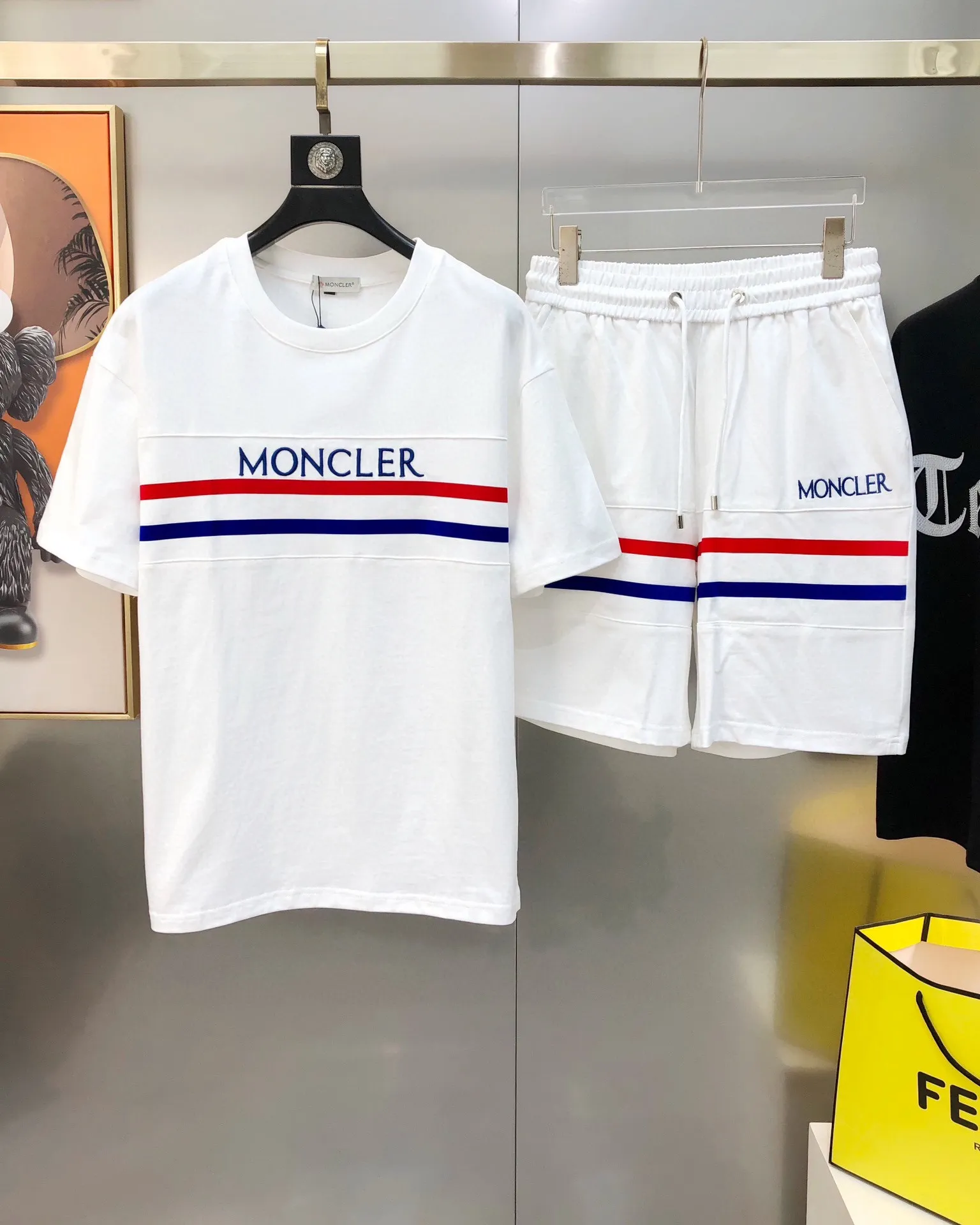P560 Brand [MONCLER Mouth Covered] 2025 round neck short-sleeved shorts suit. The pure cotton fabric upper body will not be stuffy. The smooth and comfortable skin-friendly effect is more breathable. The fabric has its own texture. Classic logo technology. A new interpretation from a unique angle. Fashionable and versatile! Size: M-3XL (maximum wear: 190 pounds)