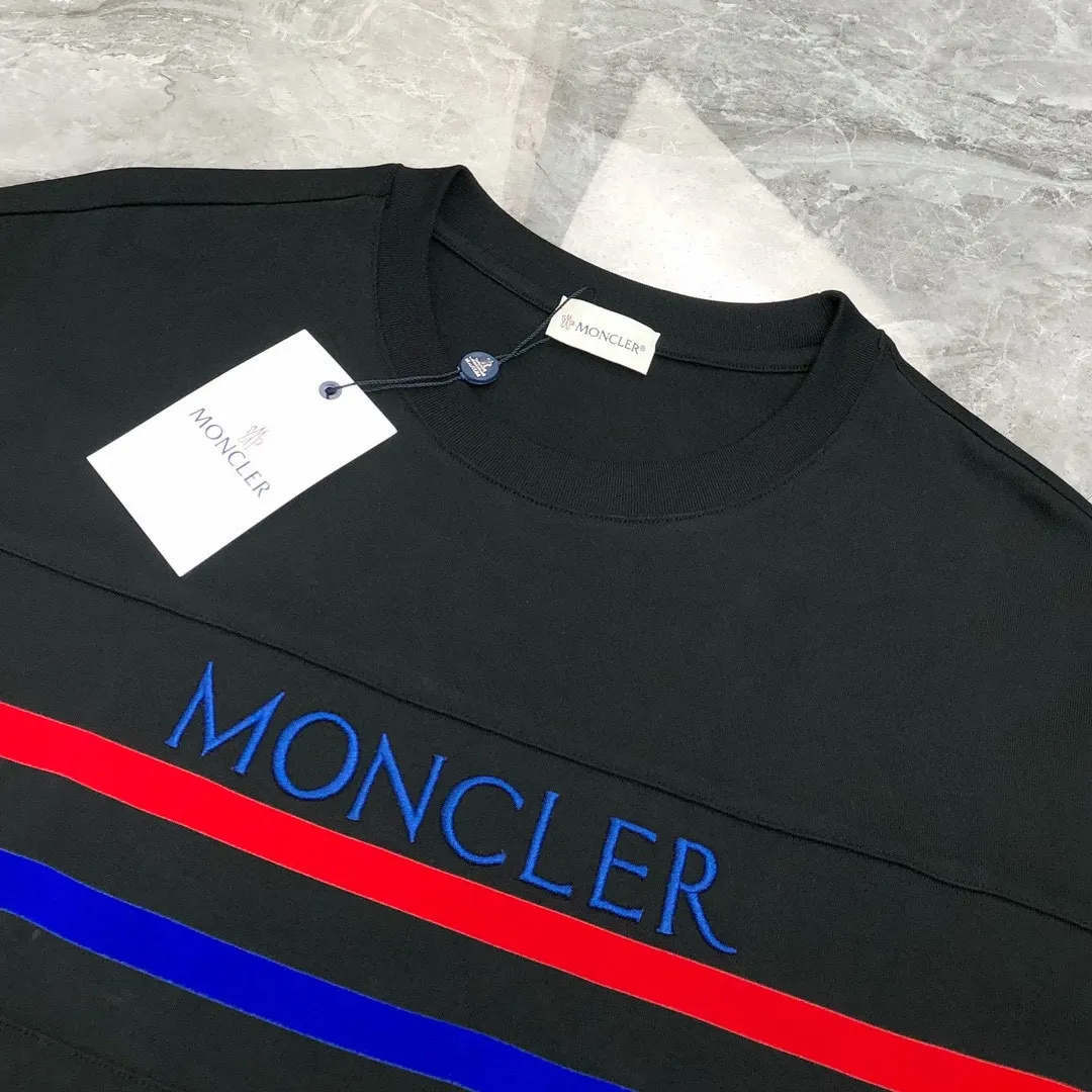 P560 Brand [MONCLER Mouth Covered] 2025 round neck short-sleeved shorts suit. The pure cotton fabric upper body will not be stuffy. The smooth and comfortable skin-friendly effect is more breathable. The fabric has its own texture. Classic logo technology. A new interpretation from a unique angle. Fashionable and versatile! Size: M-3XL (maximum wear: 190 pounds)