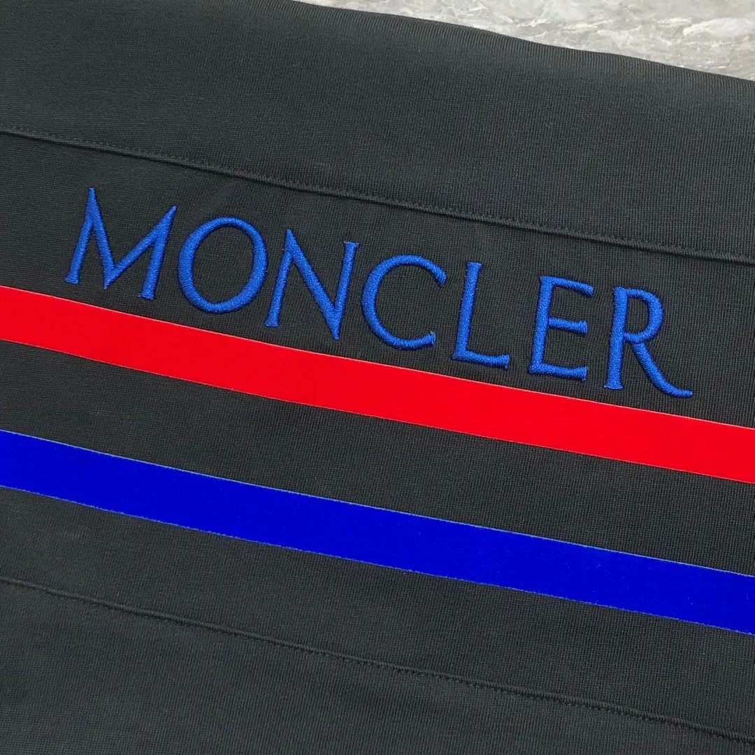 P560 Brand [MONCLER Mouth Covered] 2025 round neck short-sleeved shorts suit. The pure cotton fabric upper body will not be stuffy. The smooth and comfortable skin-friendly effect is more breathable. The fabric has its own texture. Classic logo technology. A new interpretation from a unique angle. Fashionable and versatile! Size: M-3XL (maximum wear: 190 pounds)