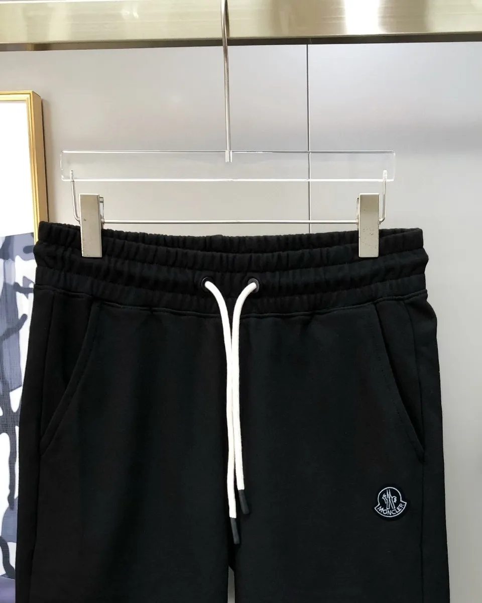P230 Moncler SS new original men's casual shorts, the latest release on the official website of the counter ✨ High-end quality, simple, fashionable and elegant ✨ Classic logo LOGO design, customized original imported 100% cotton fabric, simple and elegant, versatile style, elegant and handsome upper body, brand new sense of sight! The details are all in place, no one is picky about the upper body, and you must pay for your own money. Size: S-XL (can wear up to 185 pounds, please state your height and weight when placing an order) Black Gray