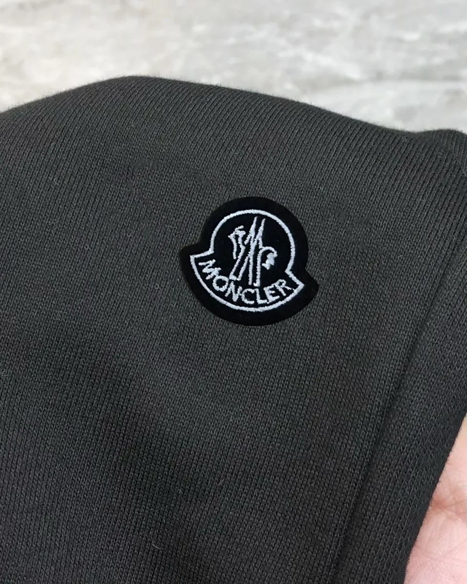 P230 Moncler SS new original men's casual shorts, the latest release on the official website of the counter ✨ High-end quality, simple, fashionable and elegant ✨ Classic logo LOGO design, customized original imported 100% cotton fabric, simple and elegant, versatile style, elegant and handsome upper body, brand new sense of sight! The details are all in place, no one is picky about the upper body, and you must pay for your own money. Size: S-XL (can wear up to 185 pounds, please state your height and weight when placing an order) Black Gray