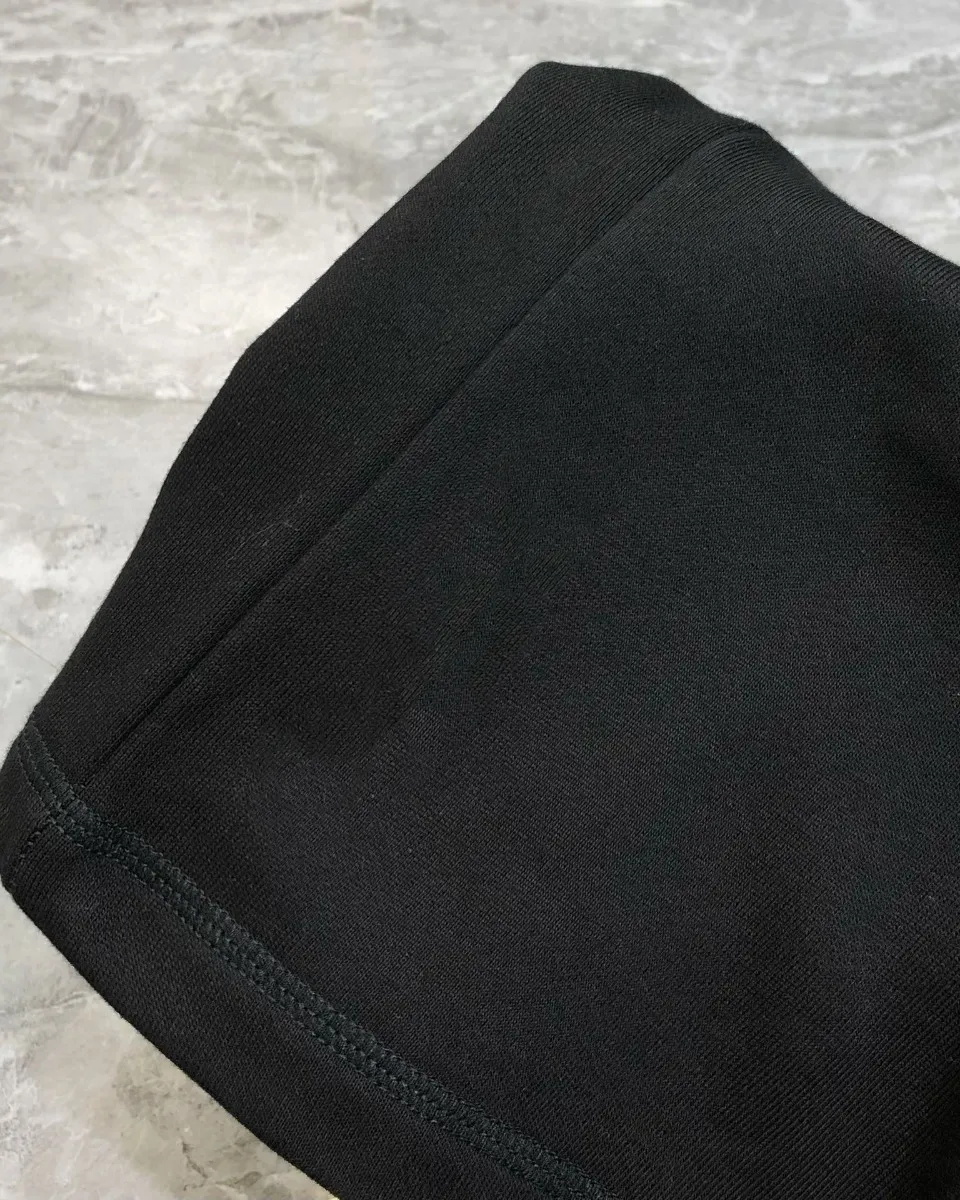P230 Moncler SS new original men's casual shorts, the latest release on the official website of the counter ✨ High-end quality, simple, fashionable and elegant ✨ Classic logo LOGO design, customized original imported 100% cotton fabric, simple and elegant, versatile style, elegant and handsome upper body, brand new sense of sight! The details are all in place, no one is picky about the upper body, and you must pay for your own money. Size: S-XL (can wear up to 185 pounds, please state your height and weight when placing an order) Black Gray