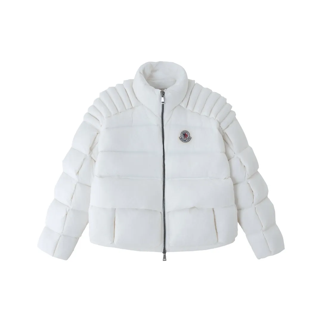 MONCLER The embroidery is made by Japanese Tajima machine. NFC chip: Both the wool embroidery label on the sleeves and the inner wash label can verify the NFC chip. Fabric: Light waterproof and breathable nylon cloth. Filling: 90% white duck down. Made of the best cloud velvet. Very high fluffiness. Very warm. Zipper: electroplated engraved logo zipper consistent with the original version. Embroidery: made by Japanese Tajima embroidery machine. Accessories: main label, wash label, hang tag. All packaging is original and consistent.